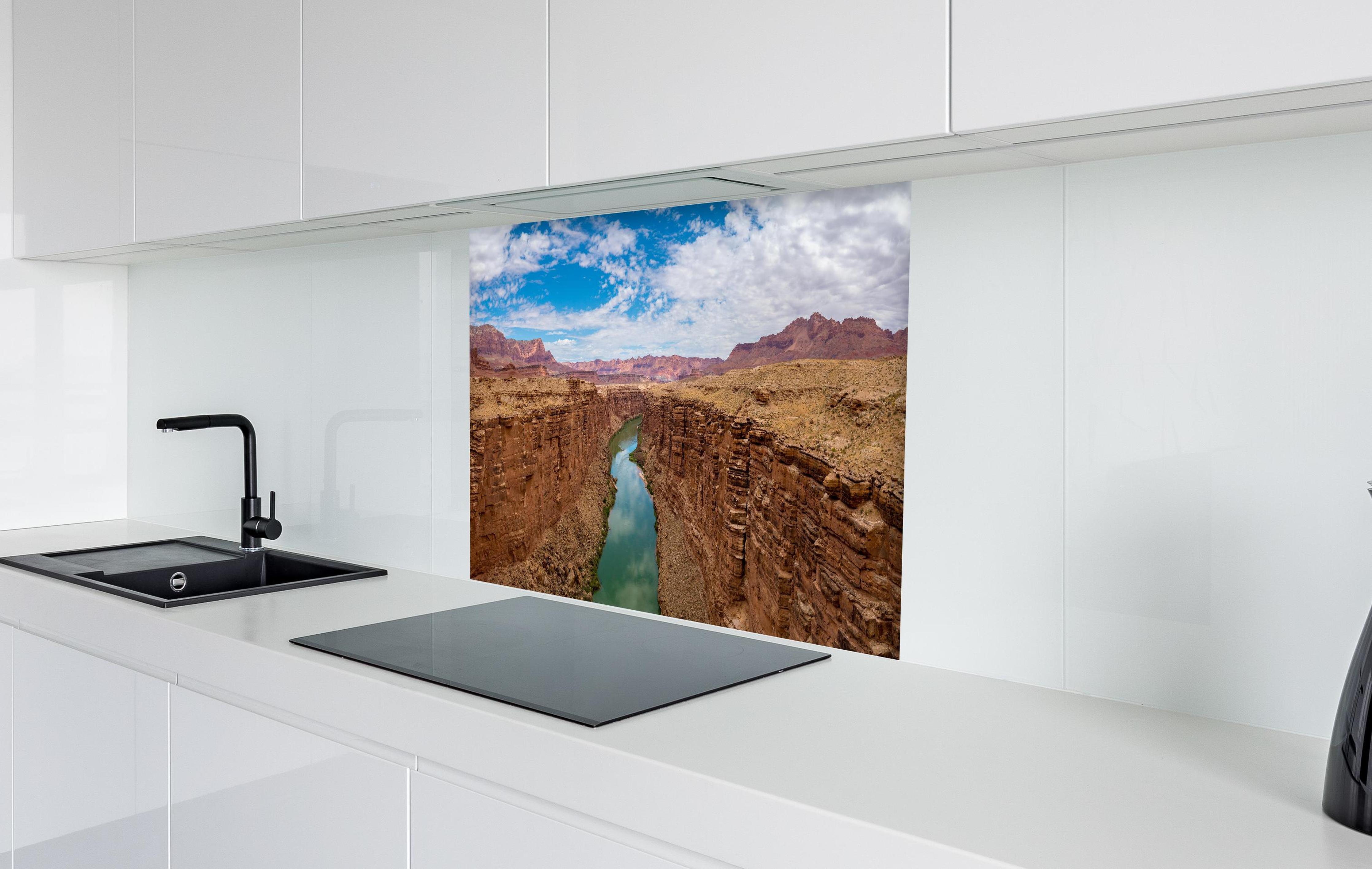 Spritzschutz - Panoramablick auf Colorado River - USA in weißer Hochglanz-Küche hinter einem Cerankochfeld