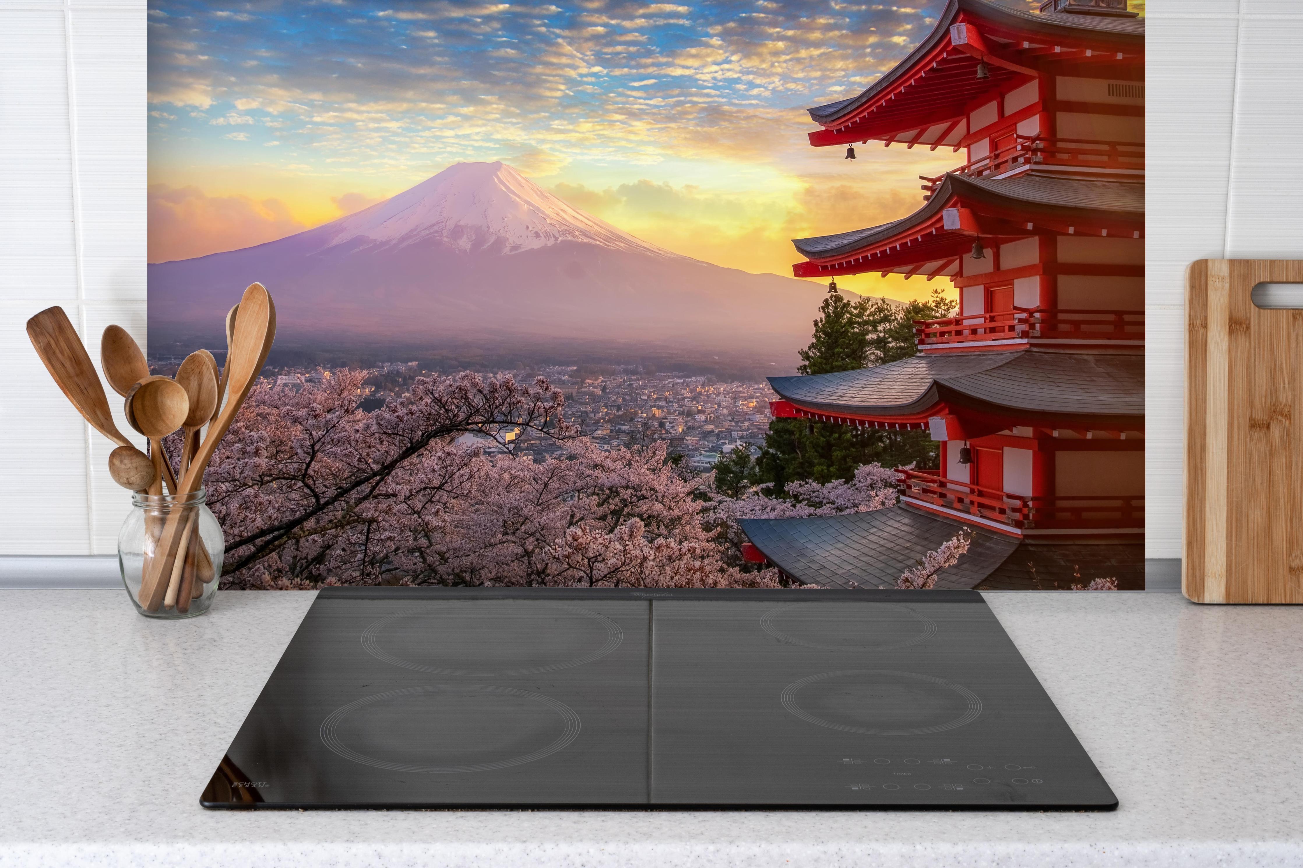 Spritzschutz - Panoramablick auf Fujiyoshida Sonnenuntergang hinter einem Cerankochfeld zwischen Holz-Kochutensilien