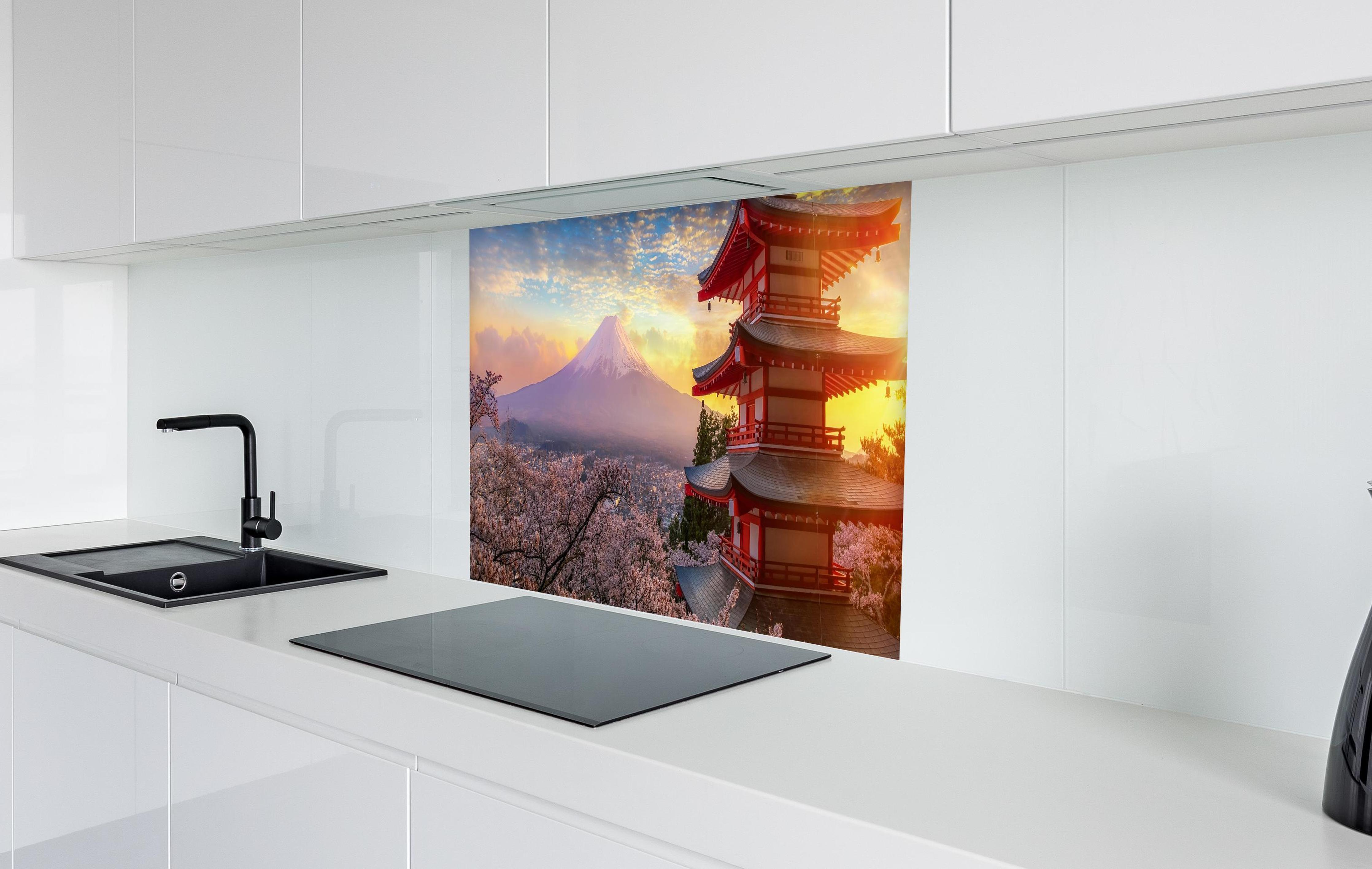 Spritzschutz - Panoramablick auf Fujiyoshida Sonnenuntergang in weißer Hochglanz-Küche hinter einem Cerankochfeld