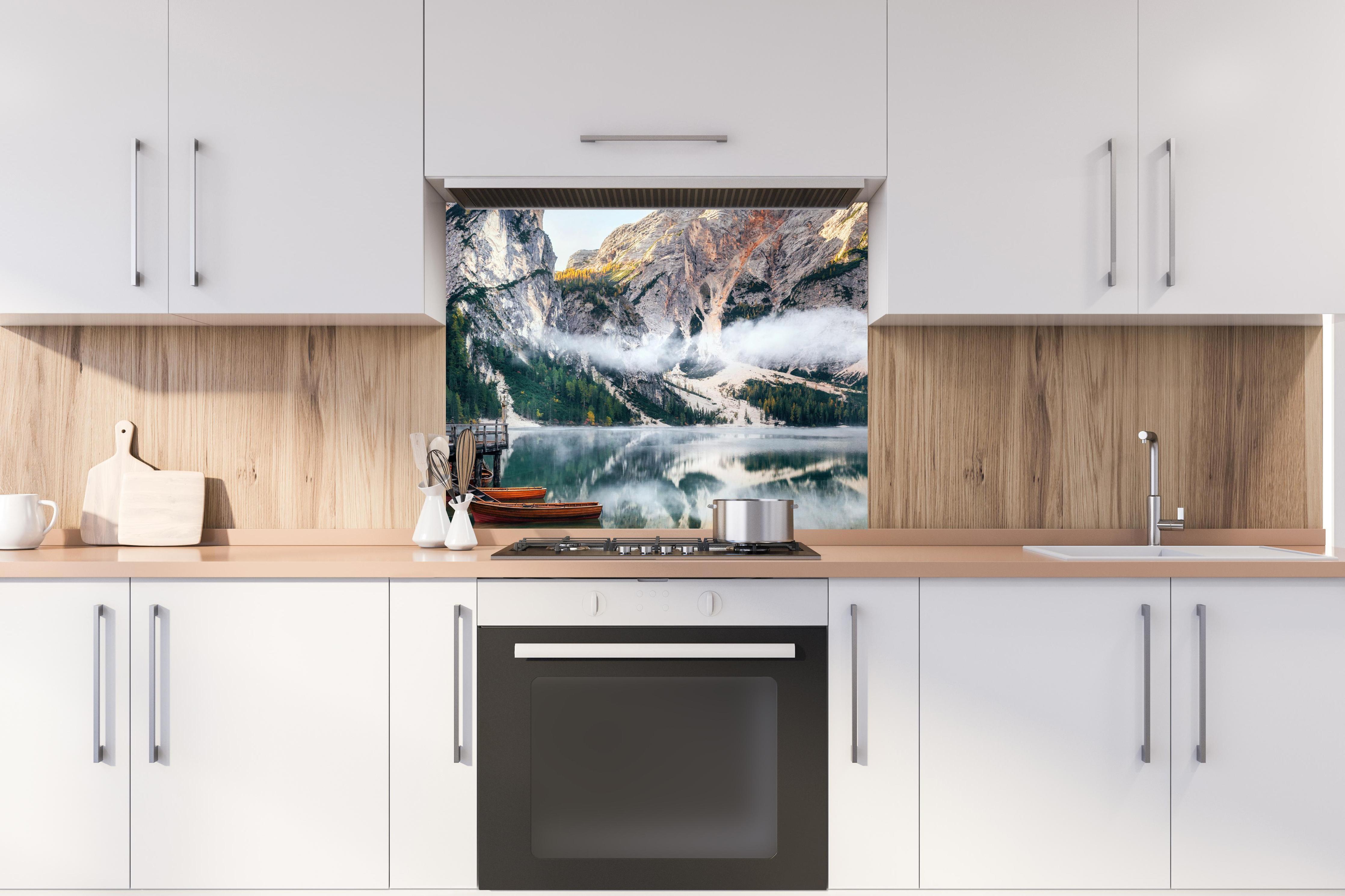 Spritzschutz - Panoramablick auf Pragser Wildsee hinter stilvollem Gasherd unter Dunstabzugshaube