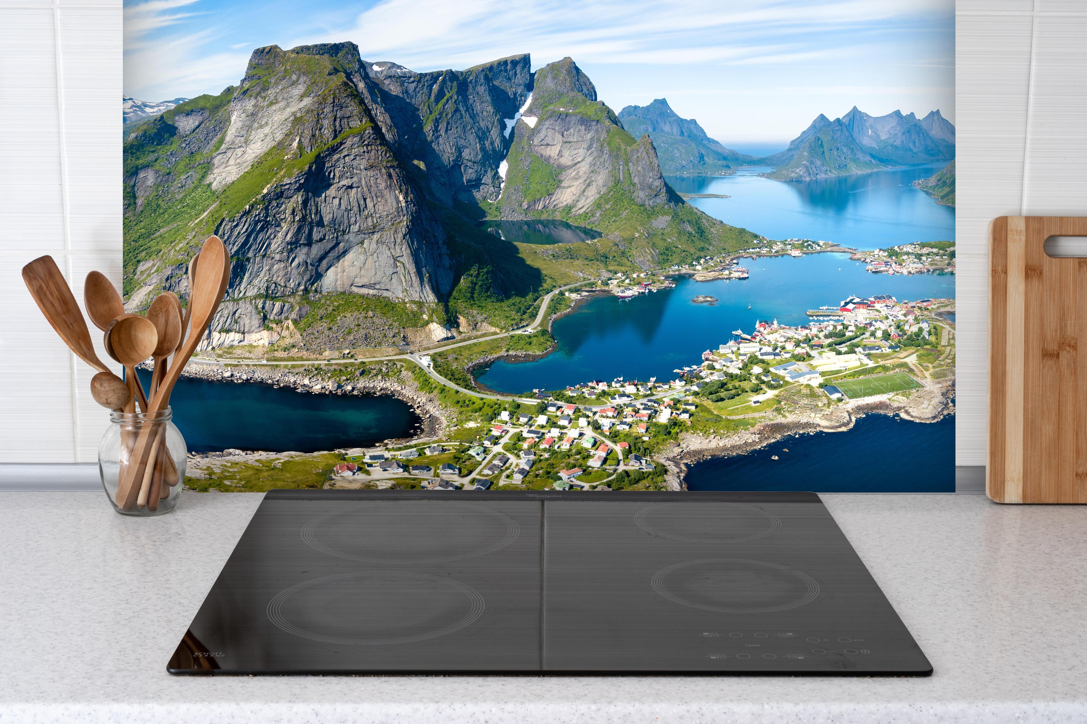 Spritzschutz - Panoramablick auf Reine hinter einem Cerankochfeld zwischen Holz-Kochutensilien