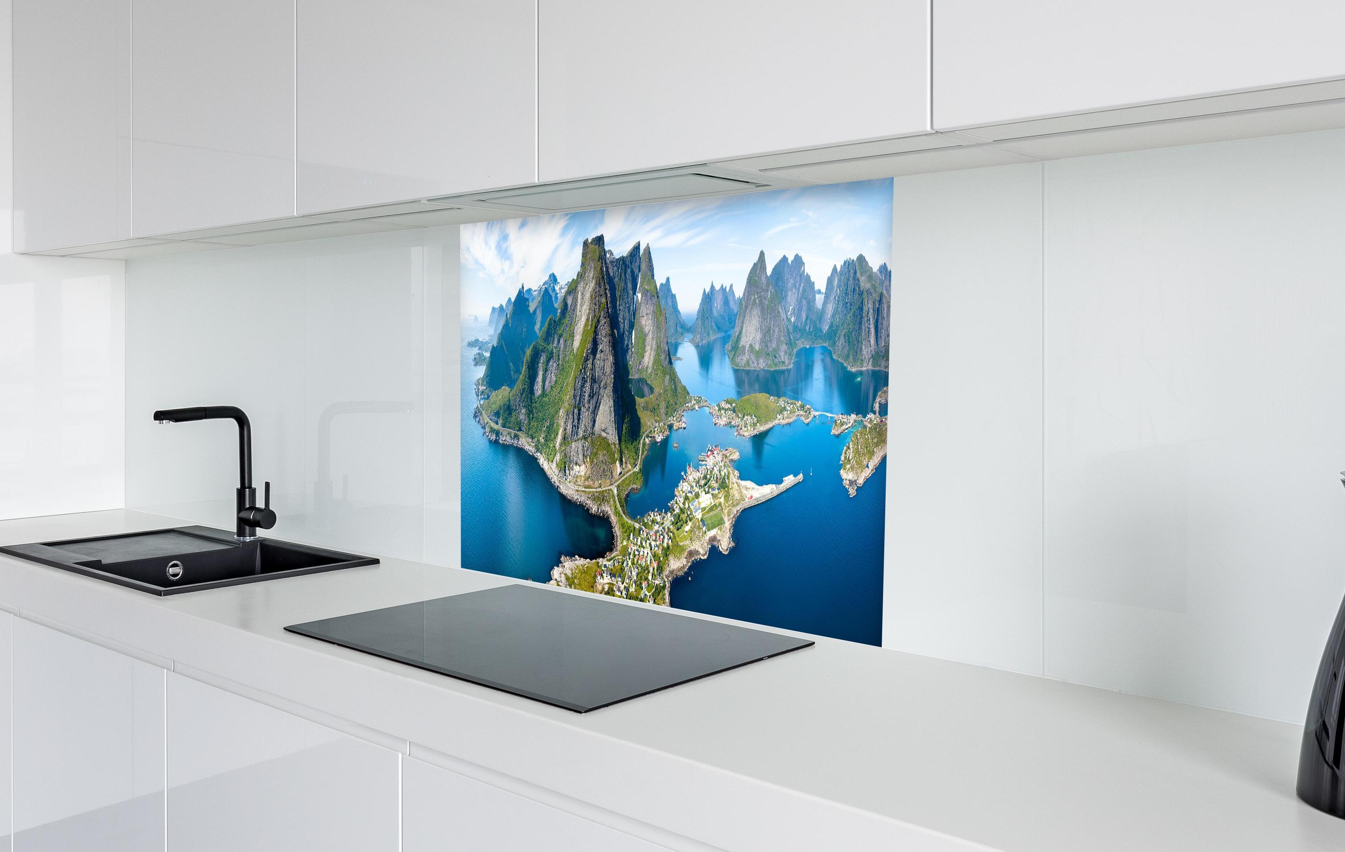 Spritzschutz - Panoramablick auf Reine in weißer Hochglanz-Küche hinter einem Cerankochfeld