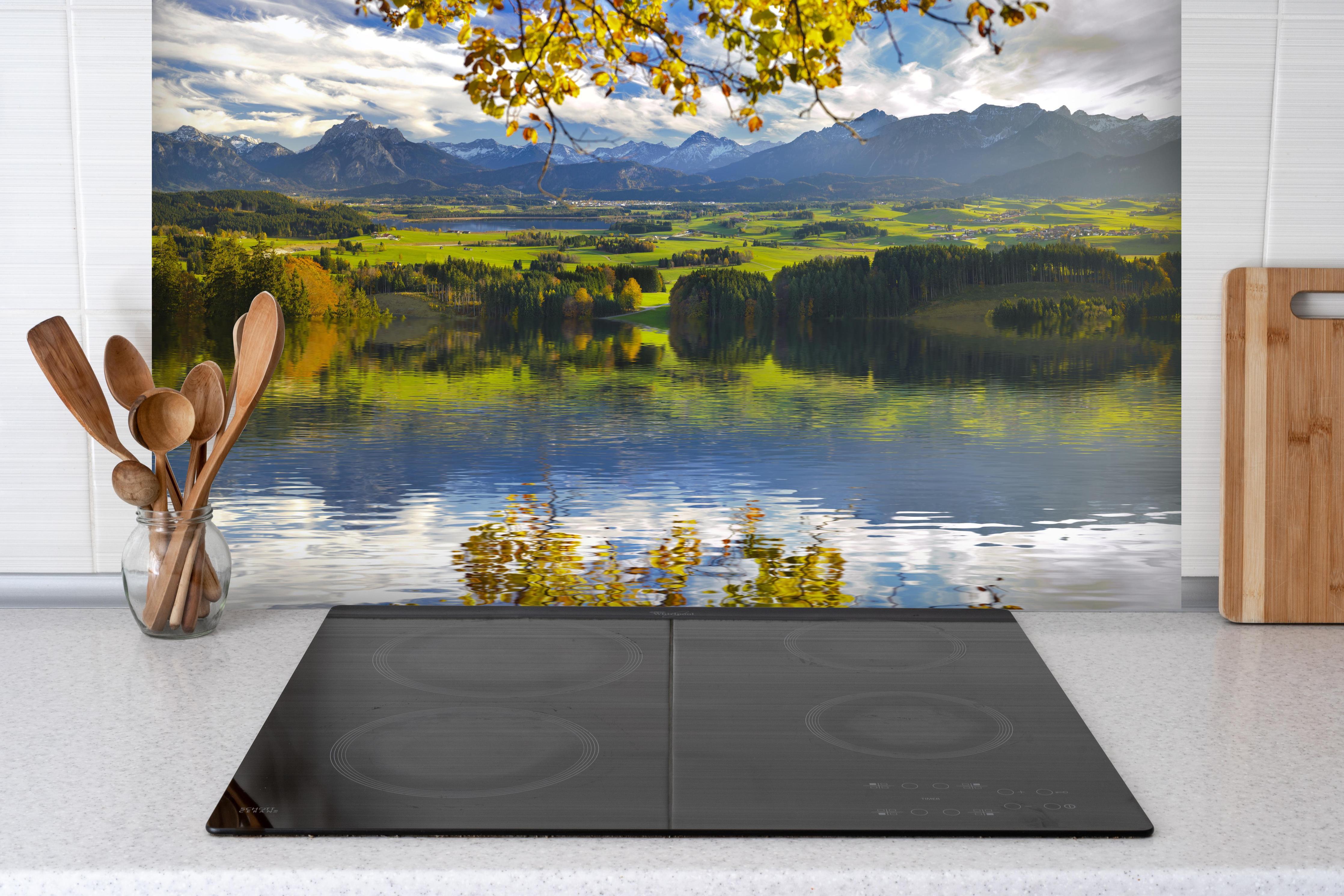 Spritzschutz - Panoramalandschaft in Bayern im Herbst hinter einem Cerankochfeld zwischen Holz-Kochutensilien