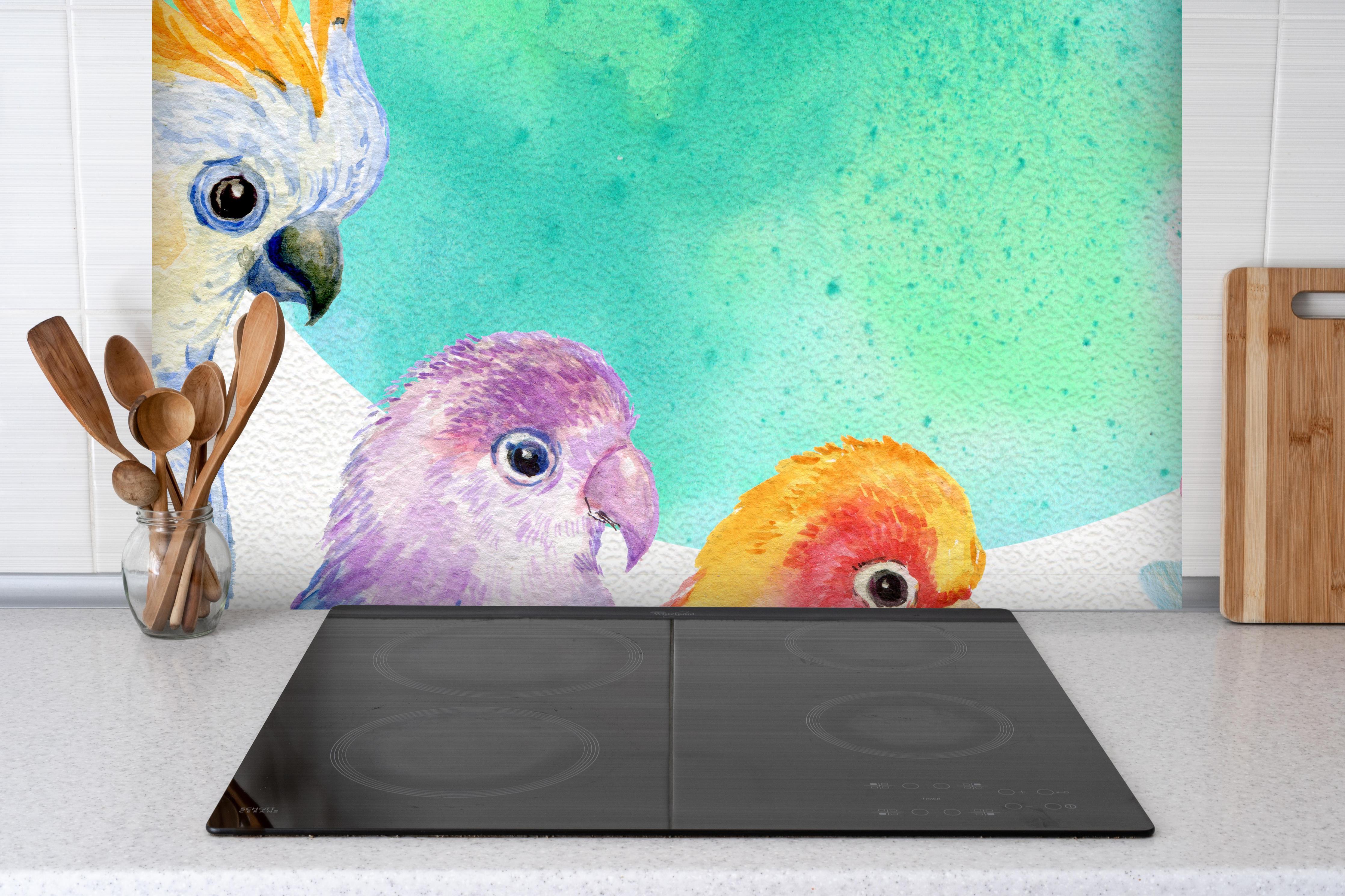 Spritzschutz - Papagei Aquarell - exotisch hinter einem Cerankochfeld zwischen Holz-Kochutensilien