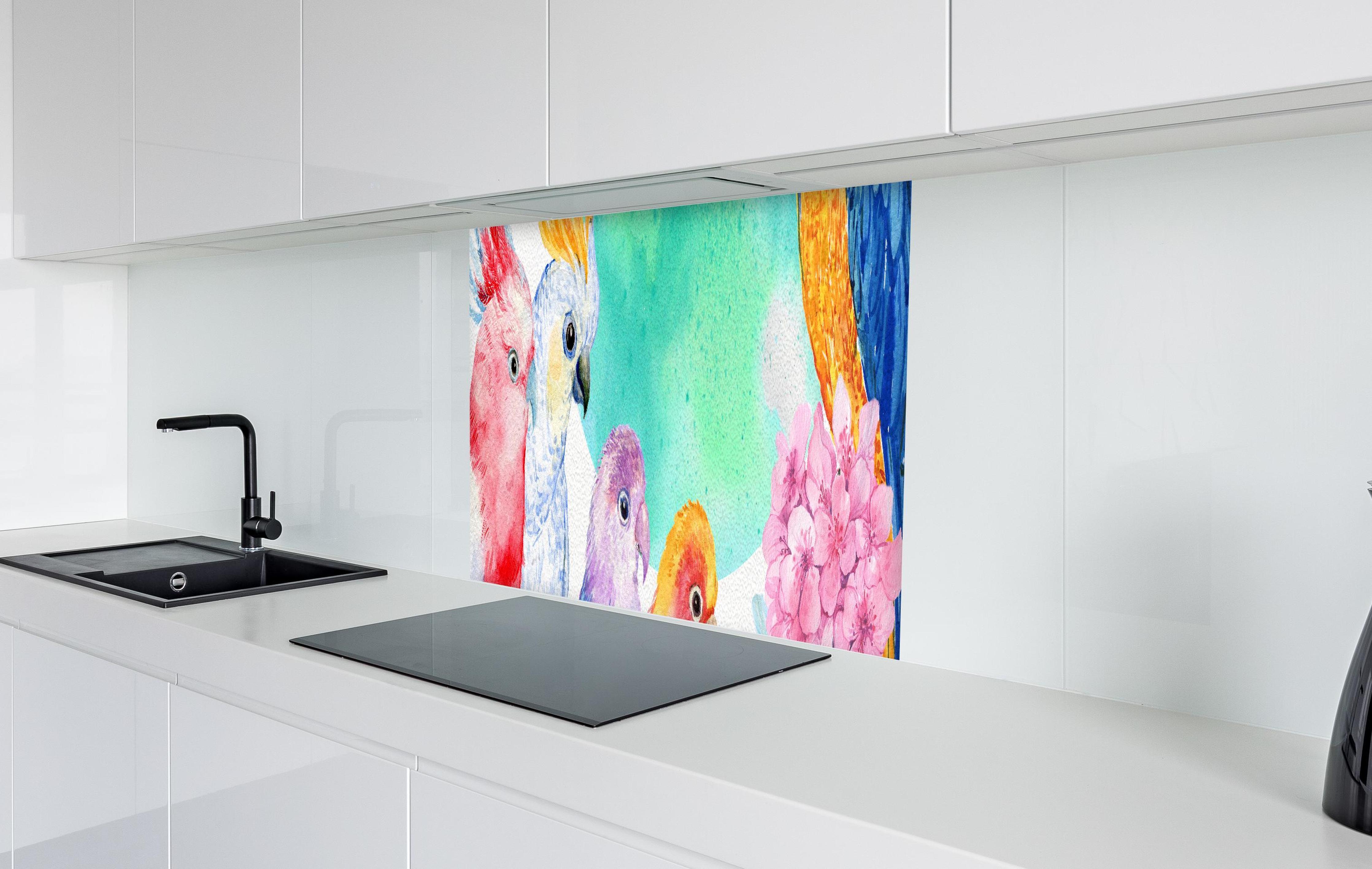 Spritzschutz - Papagei Aquarell - exotisch in weißer Hochglanz-Küche hinter einem Cerankochfeld