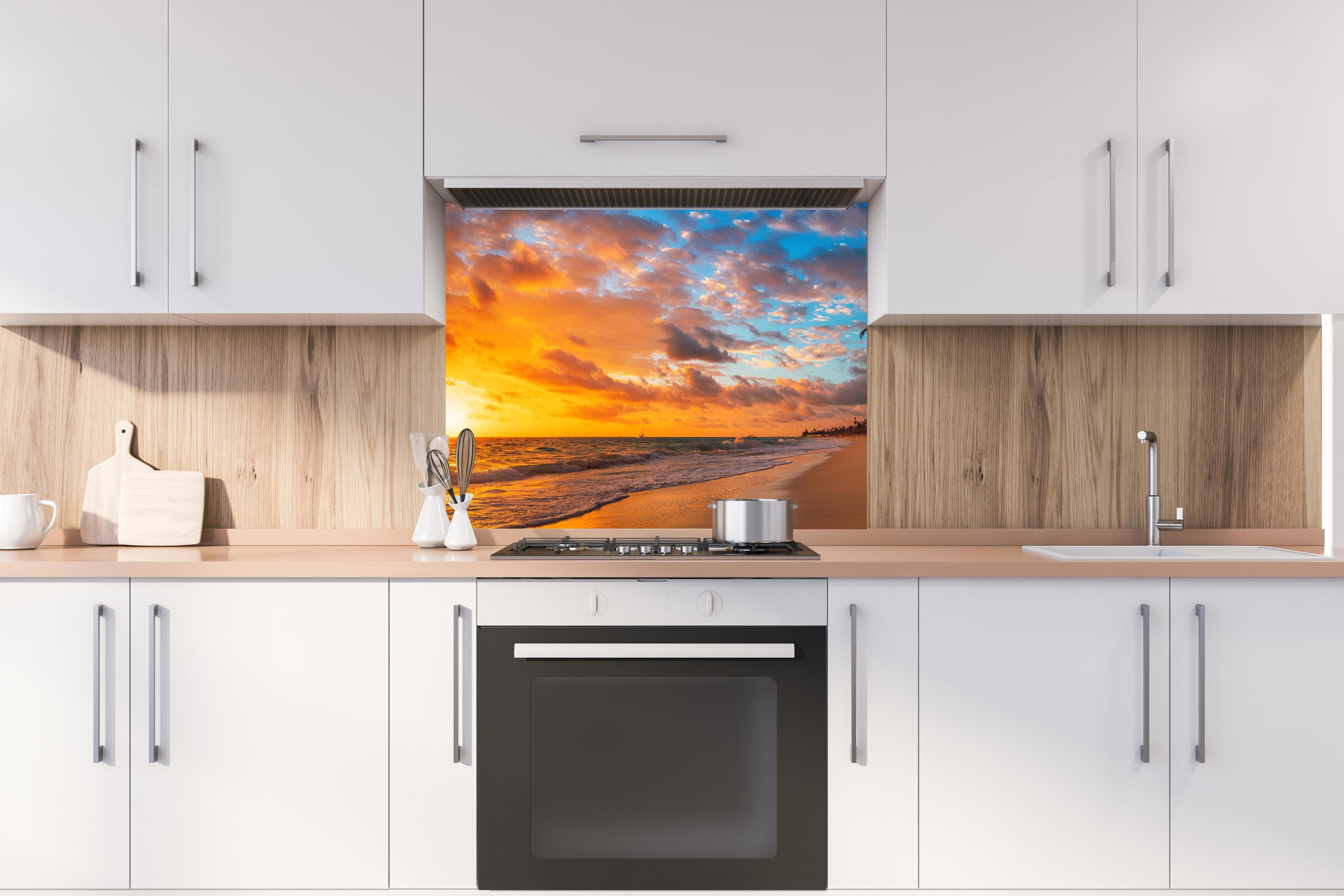 Spritzschutz - Paradiesischer Strand Coson hinter stilvollem Gasherd unter Dunstabzugshaube