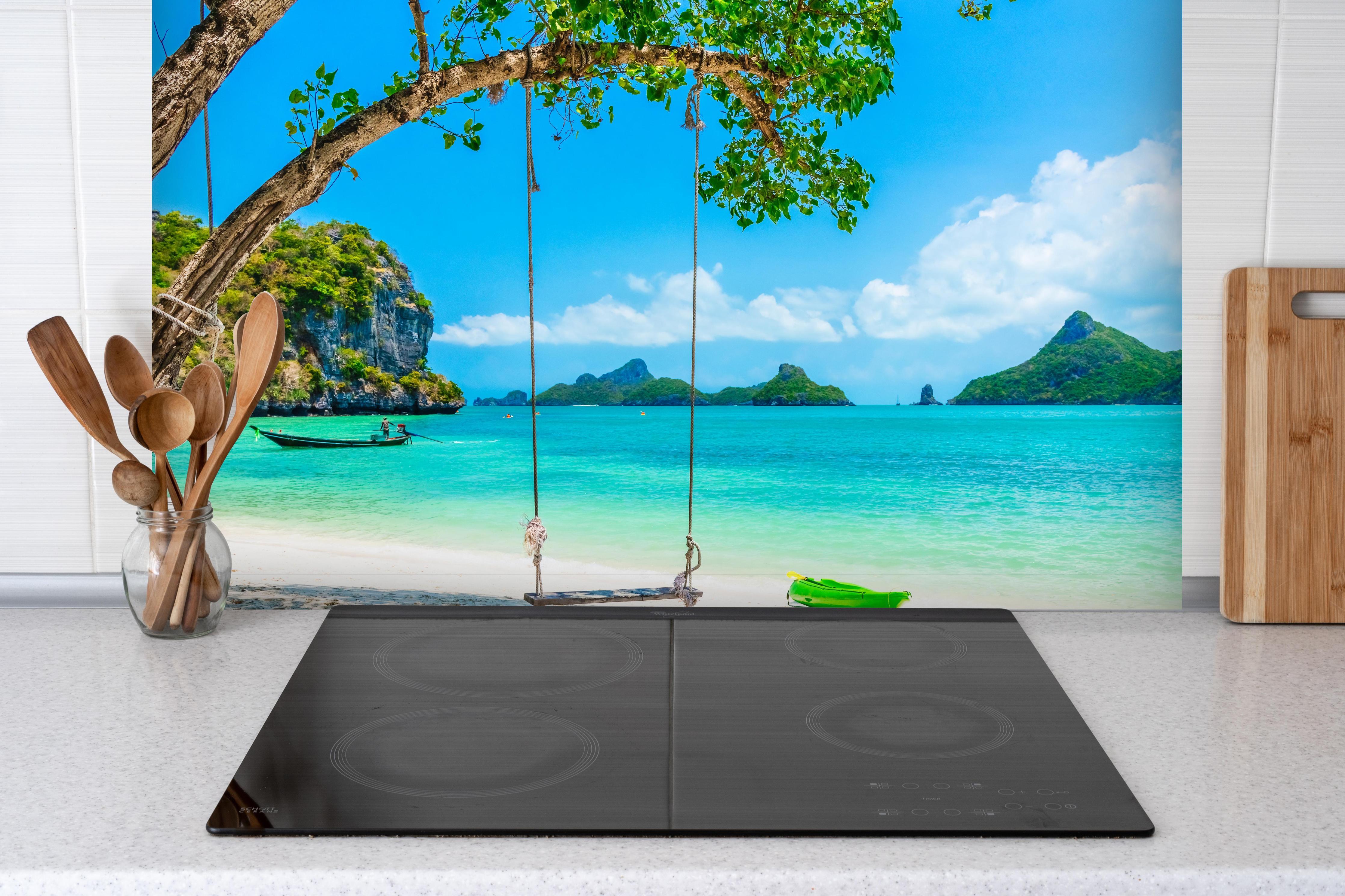 Spritzschutz - Paradiesischer Strand in Thailand hinter einem Cerankochfeld zwischen Holz-Kochutensilien
