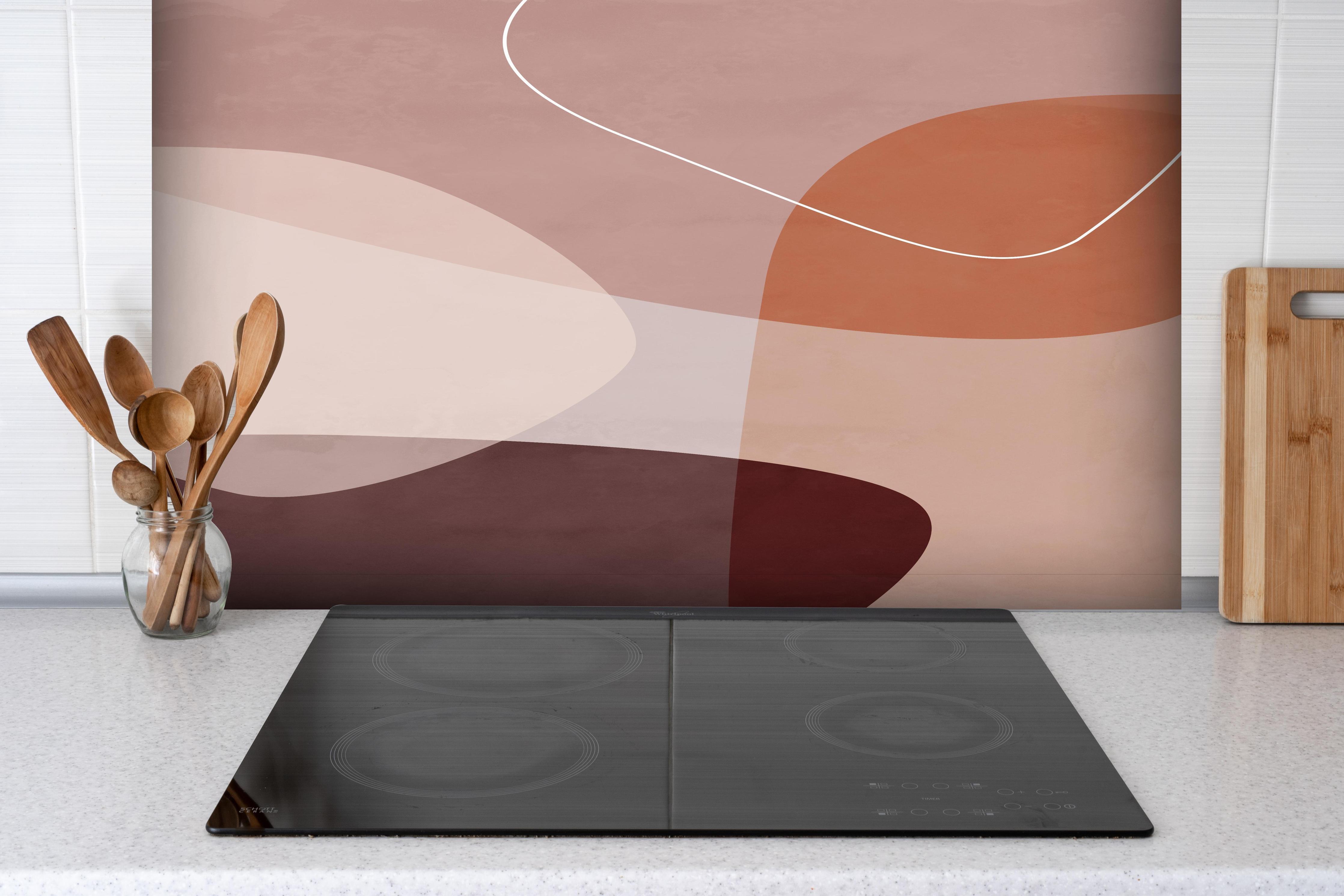 Spritzschutz - Pastellfarbene Organische Formen hinter einem Cerankochfeld zwischen Holz-Kochutensilien