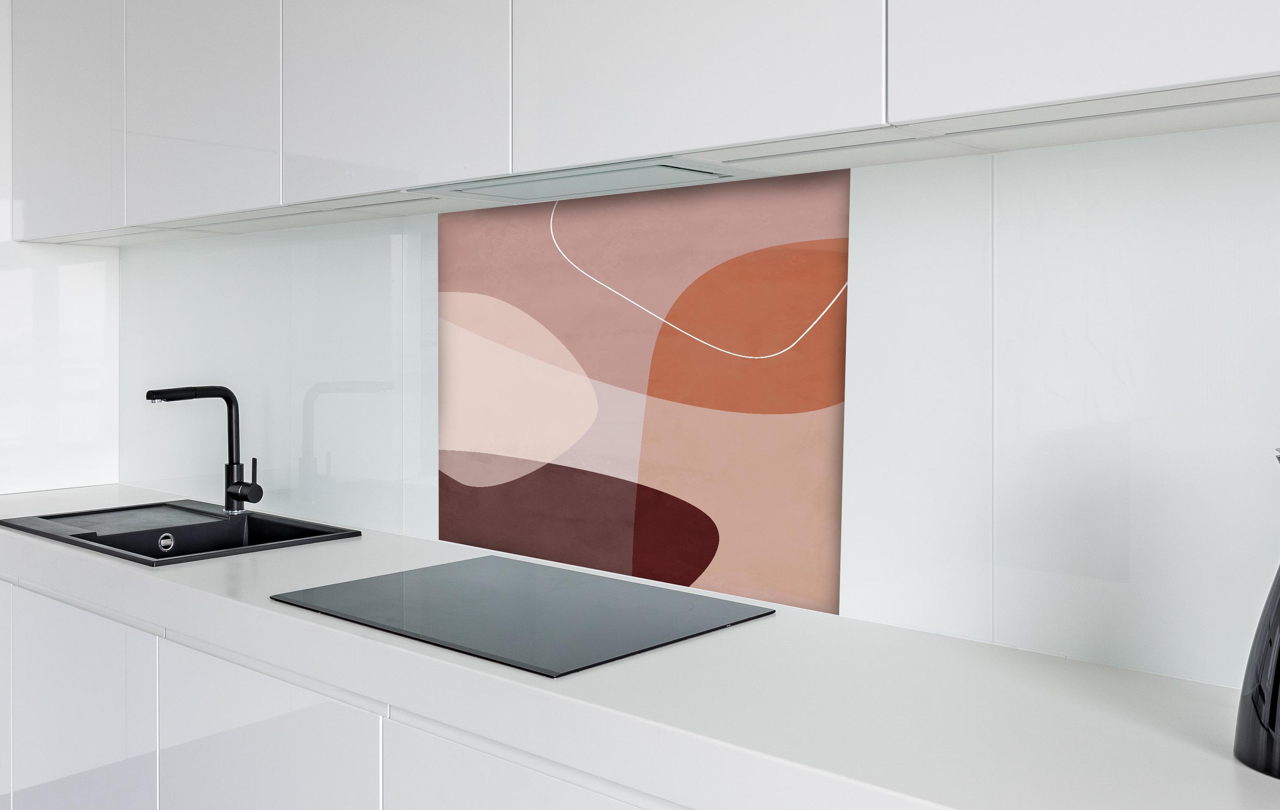 Spritzschutz - Pastellfarbene Organische Formen in weißer Hochglanz-Küche hinter einem Cerankochfeld