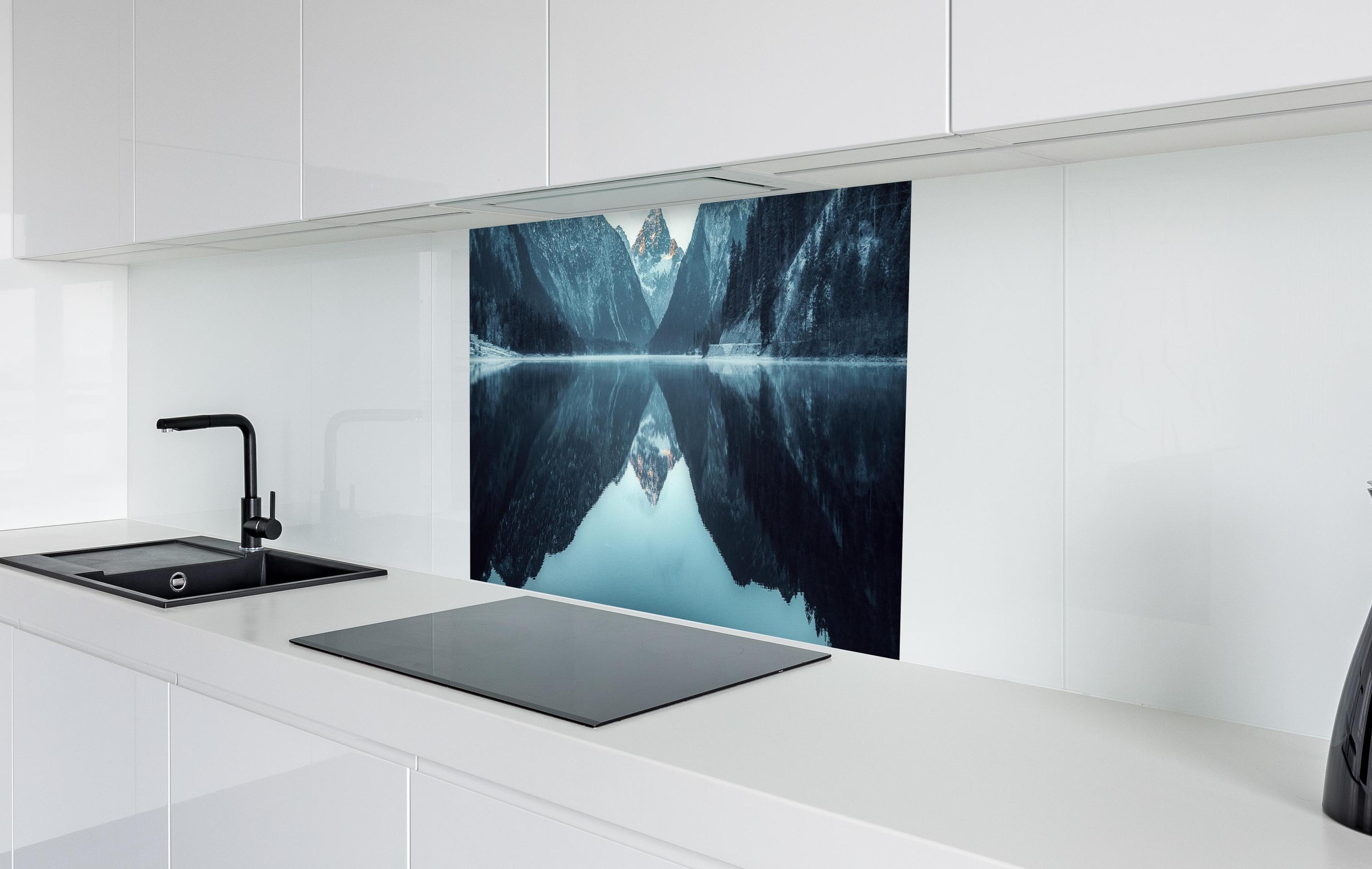 Spritzschutz - Plansee im Winter - Österreich in weißer Hochglanz-Küche hinter einem Cerankochfeld