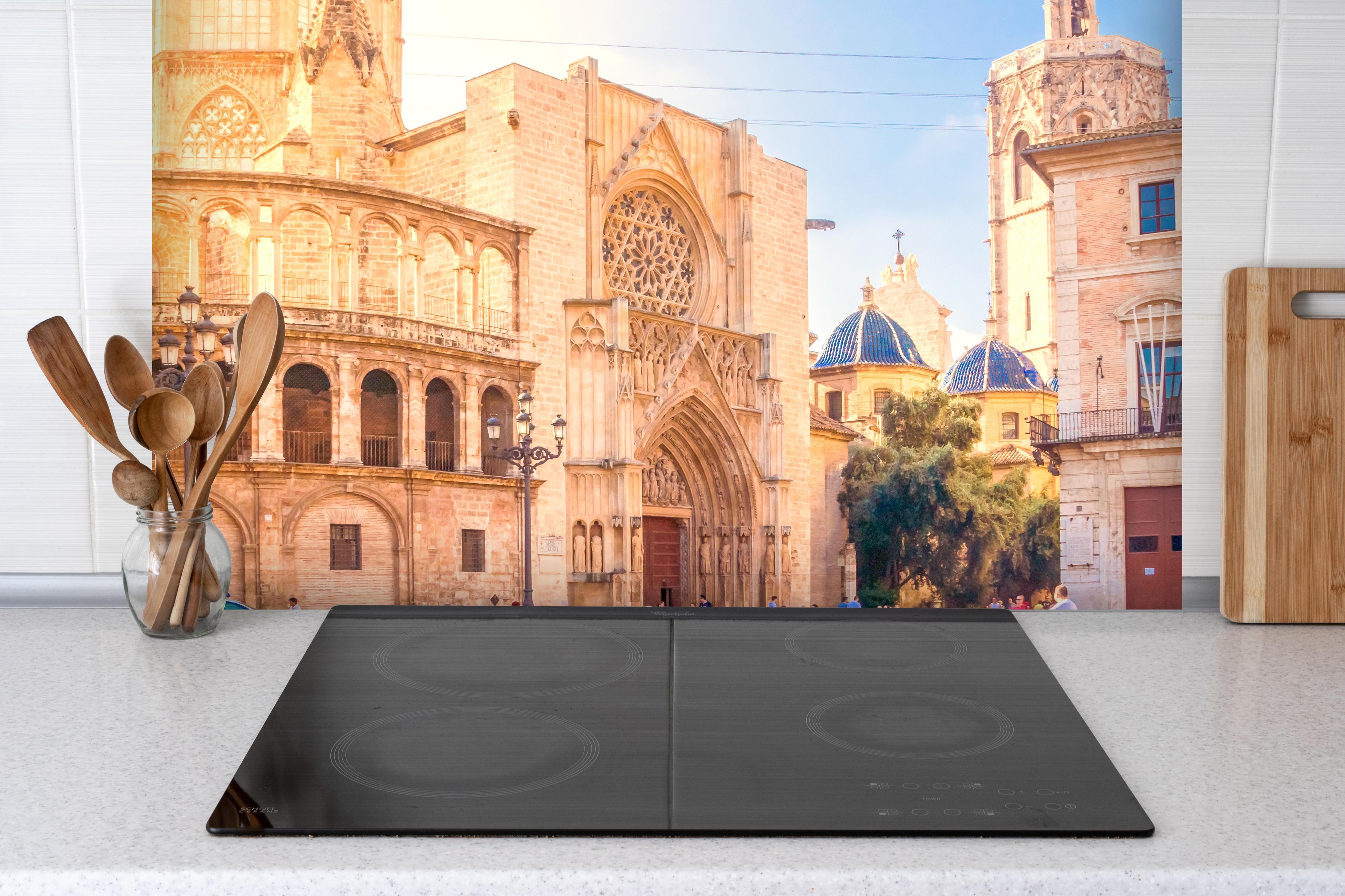 Spritzschutz - Plaza de la Virgen in Spanien hinter einem Cerankochfeld zwischen Holz-Kochutensilien