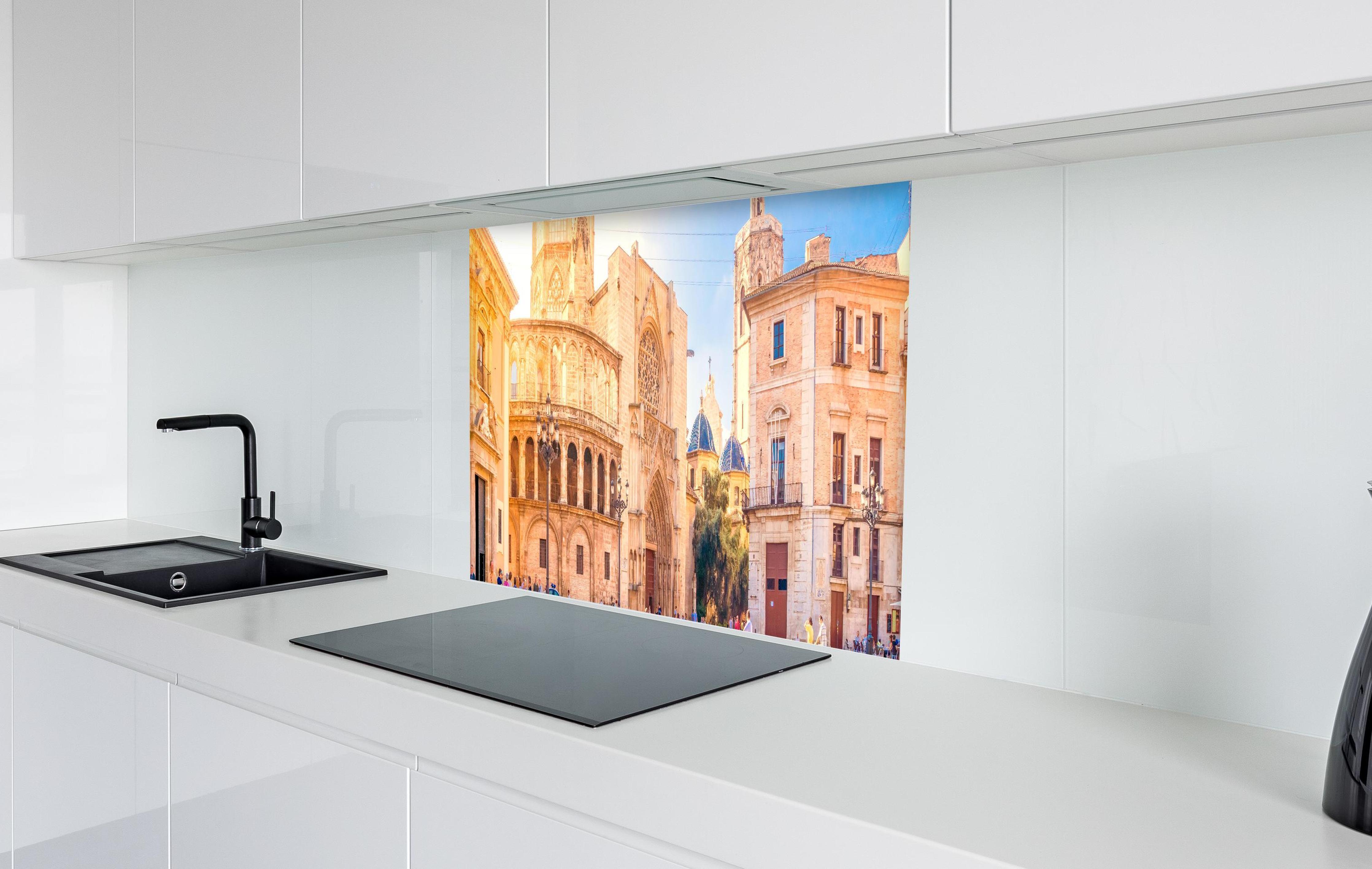 Spritzschutz - Plaza de la Virgen in Spanien in weißer Hochglanz-Küche hinter einem Cerankochfeld