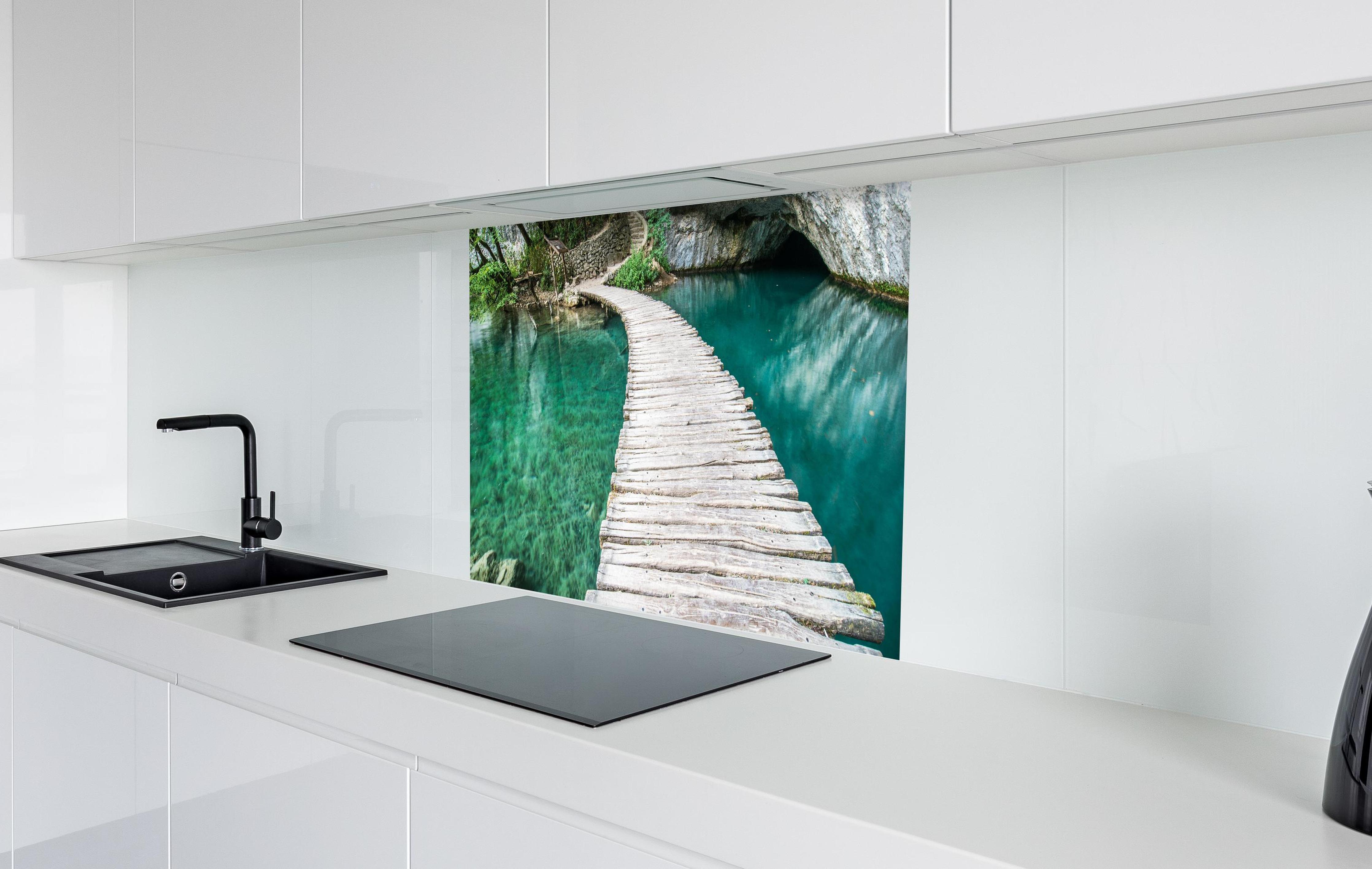 Spritzschutz - Plitvicer Brücke in Kroatien in weißer Hochglanz-Küche hinter einem Cerankochfeld