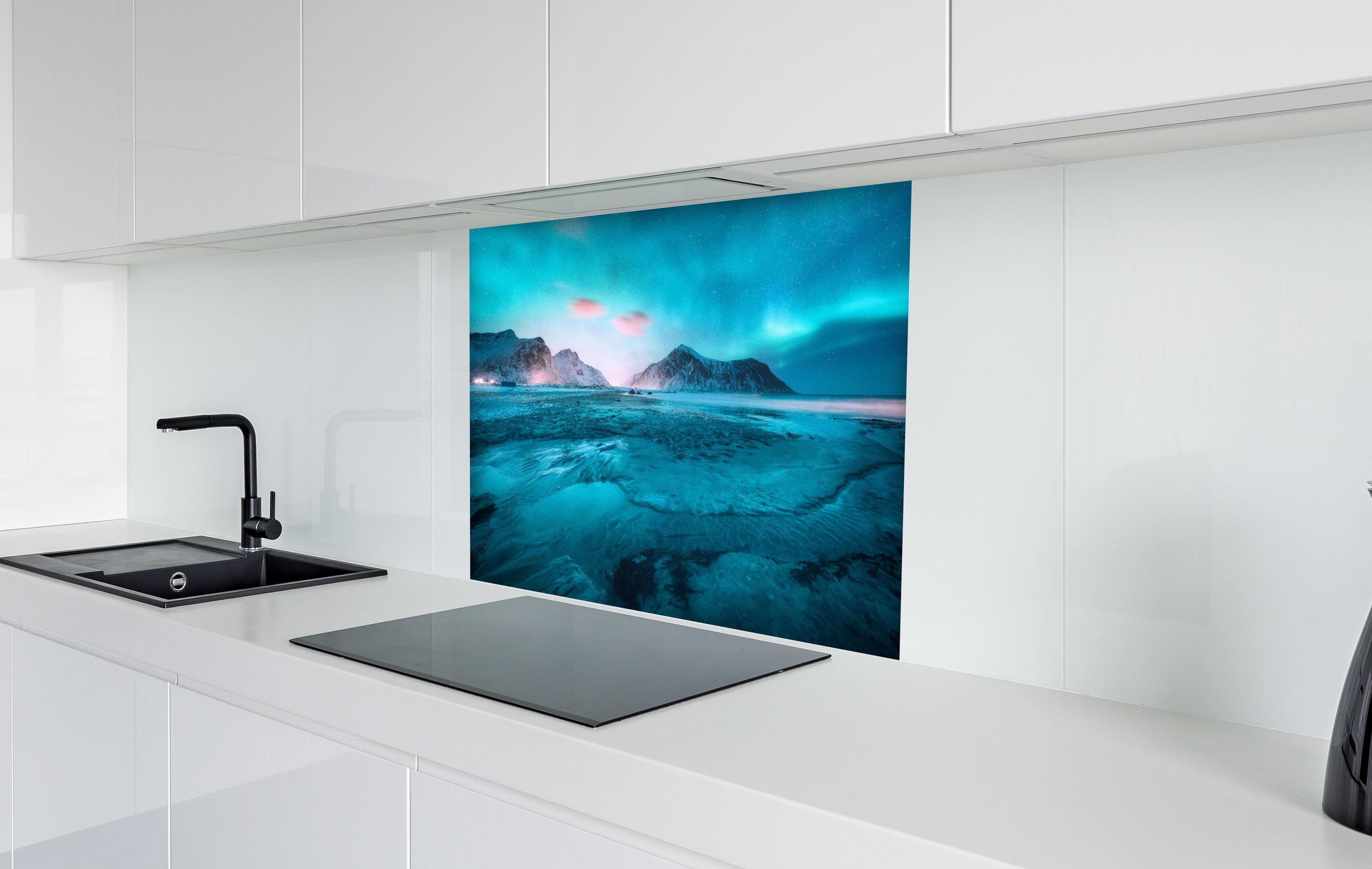 Spritzschutz - Polarlicht über schneebedeckten Berg mit Sandstrand in weißer Hochglanz-Küche hinter einem Cerankochfeld