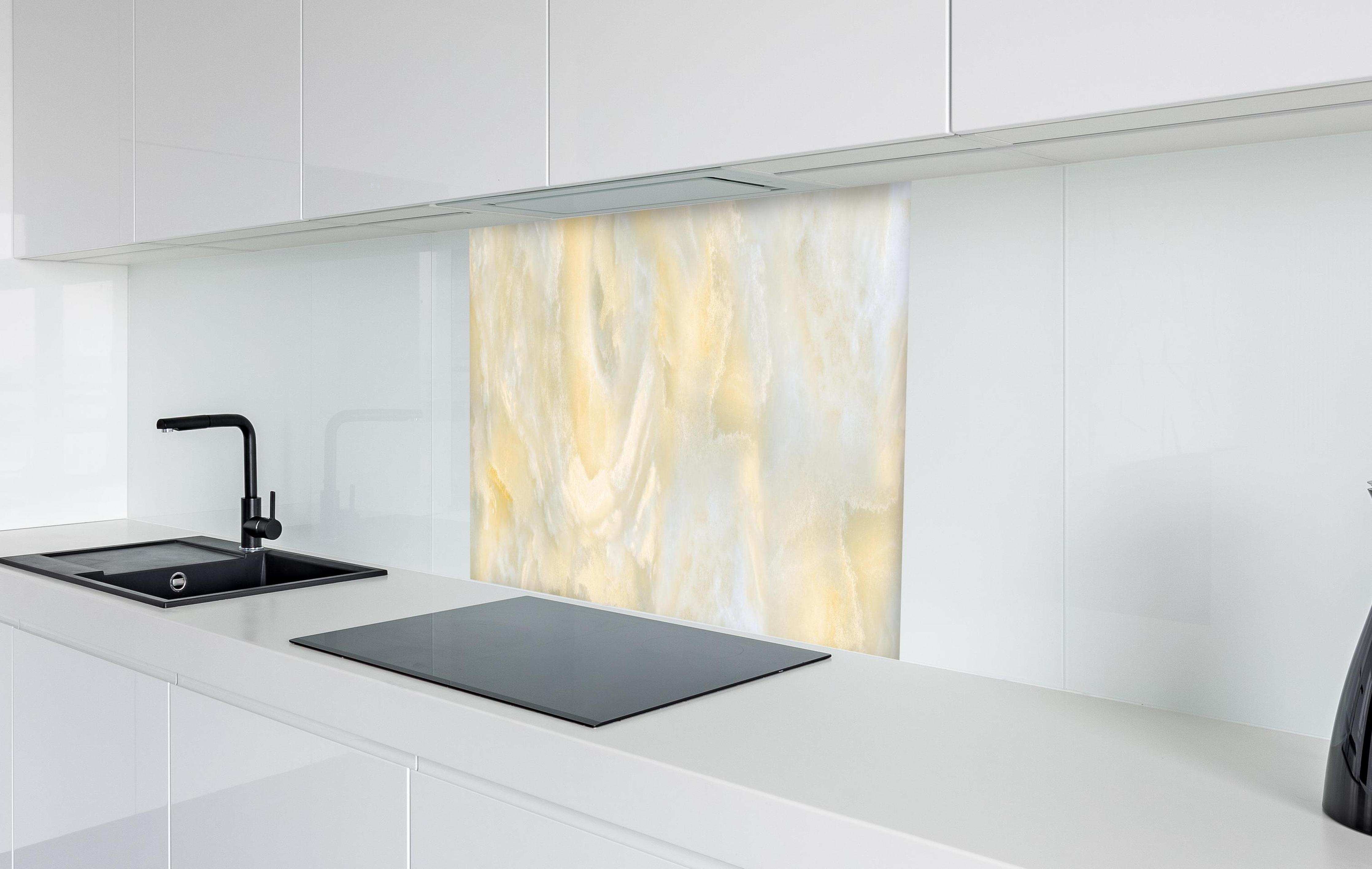 Spritzschutz - Polierter Onyx-Marmor in weißer Hochglanz-Küche hinter einem Cerankochfeld