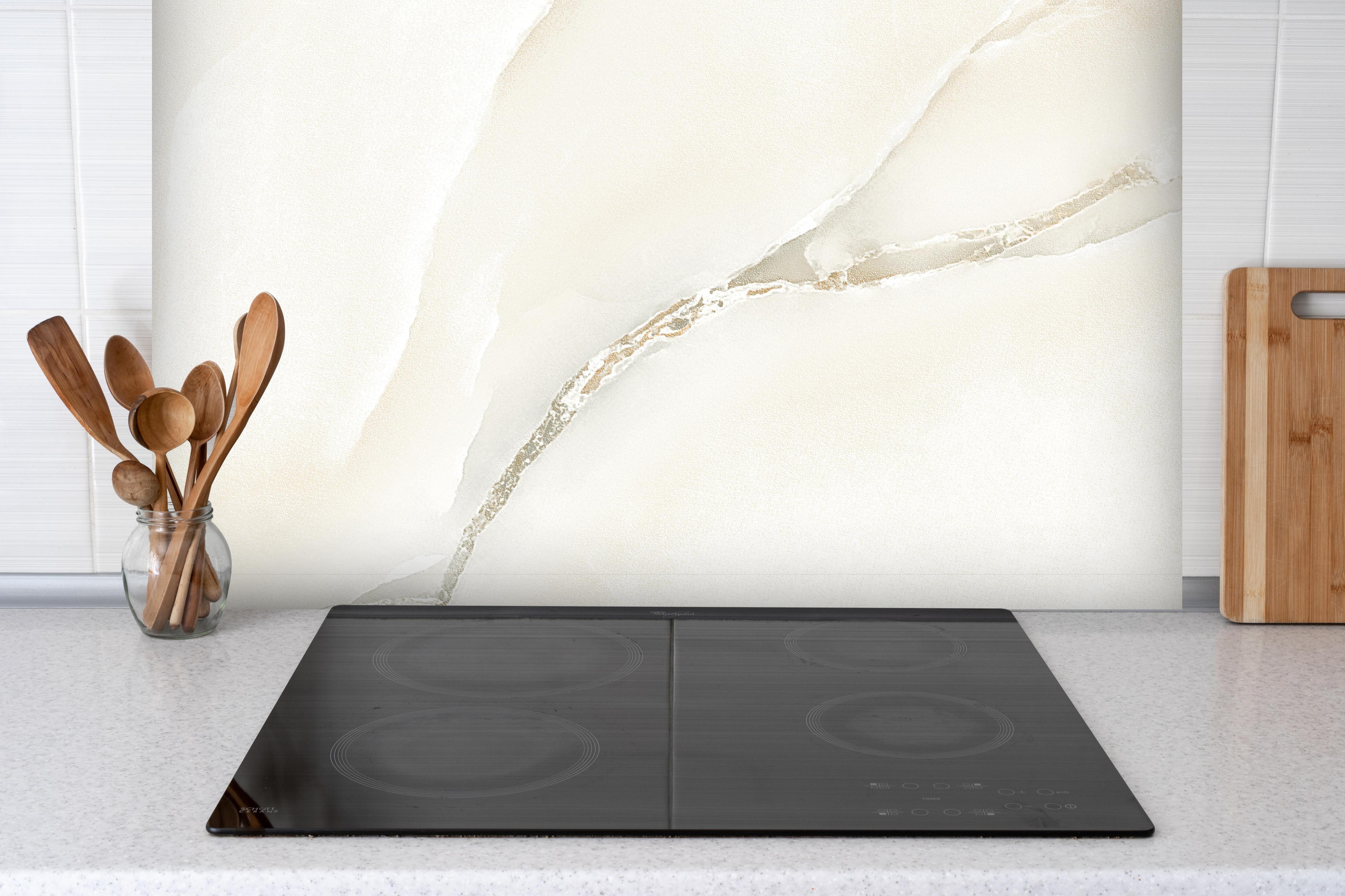 Spritzschutz - Polierter Onyxmarmor 1 hinter einem Cerankochfeld zwischen Holz-Kochutensilien