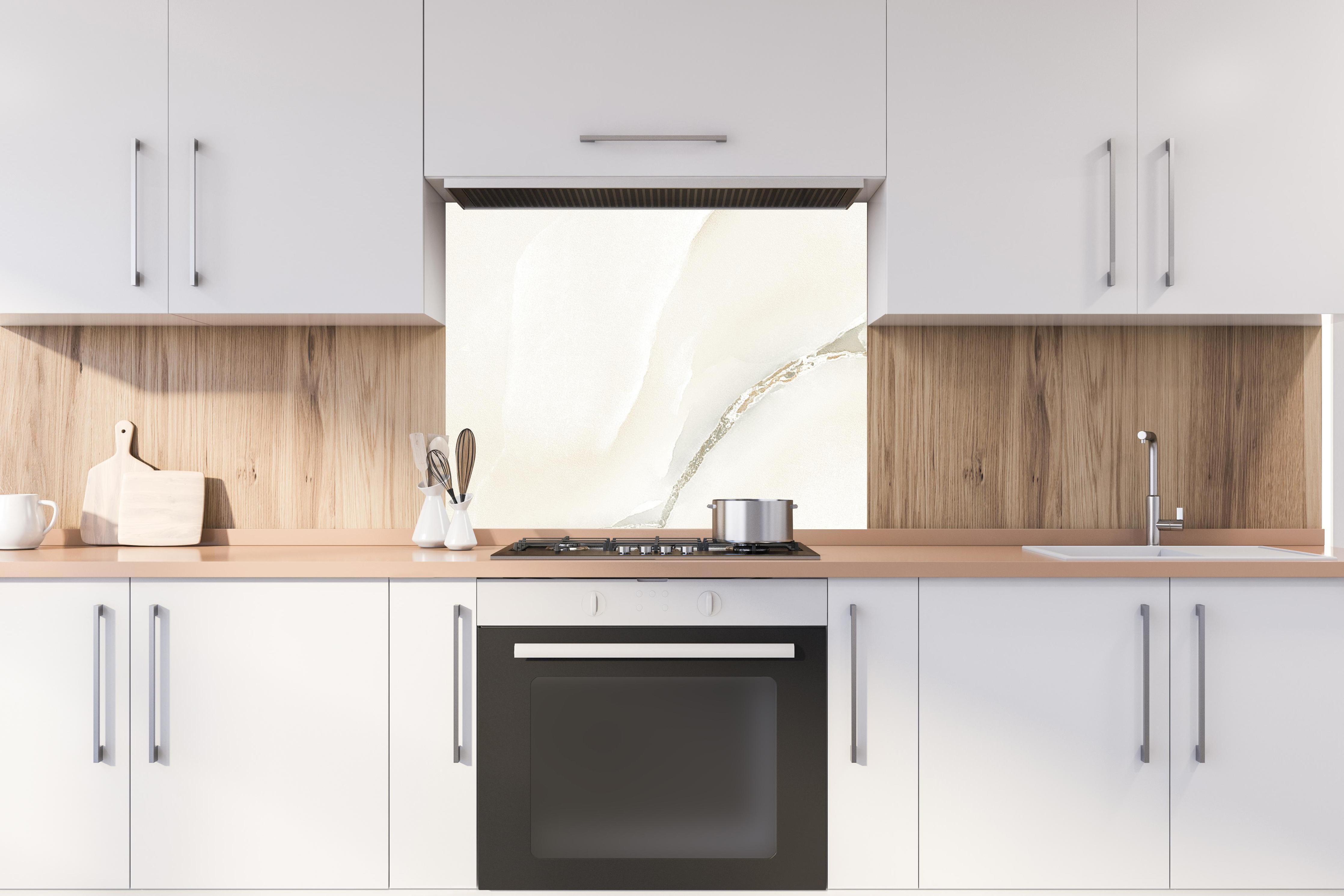 Spritzschutz - Polierter Onyxmarmor 1 hinter stilvollem Gasherd unter Dunstabzugshaube