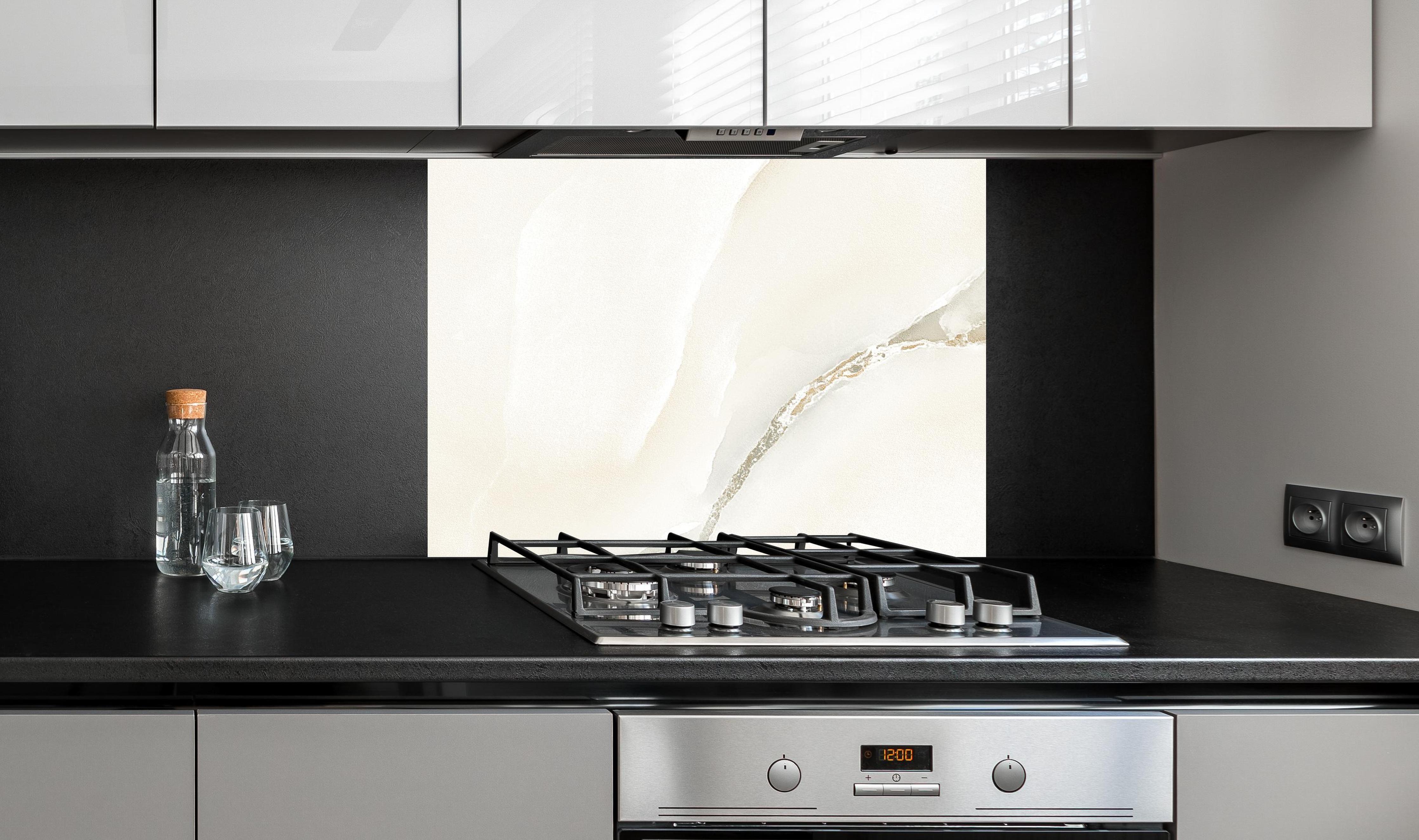 Spritzschutz - Polierter Onyxmarmor 1 an edler Anthrazit-Wand hinter silbernem Gasherd