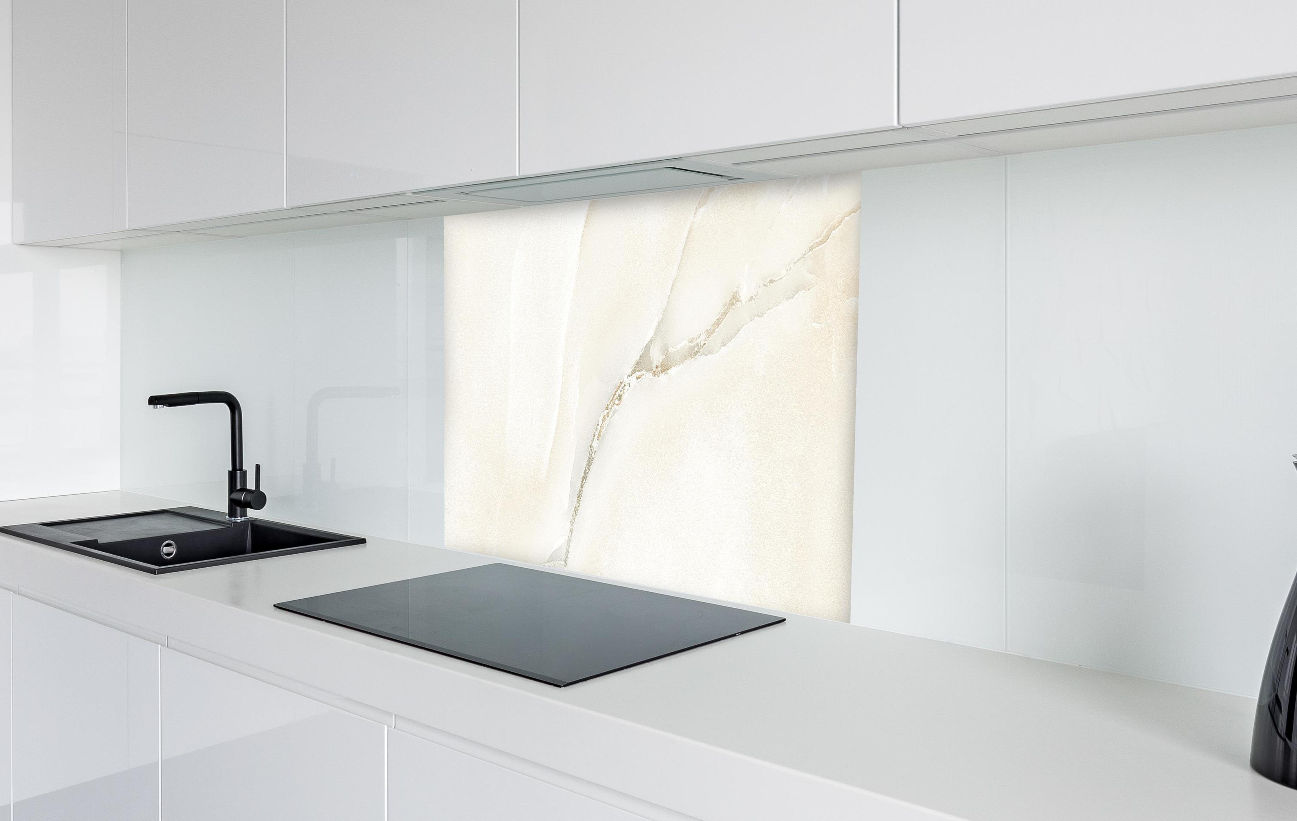 Spritzschutz - Polierter Onyxmarmor 1 in weißer Hochglanz-Küche hinter einem Cerankochfeld