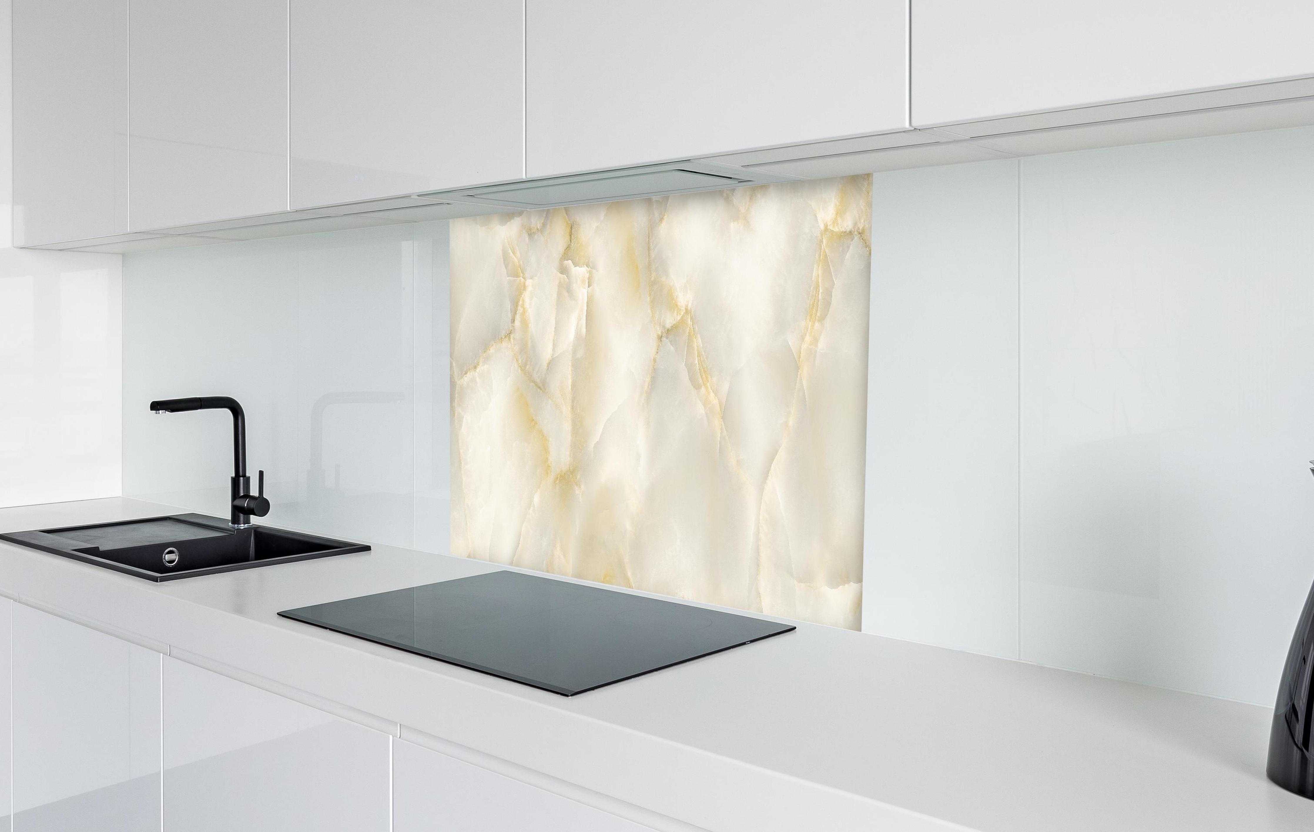 Spritzschutz - Polierter Terazzo Steinboden in weißer Hochglanz-Küche hinter einem Cerankochfeld
