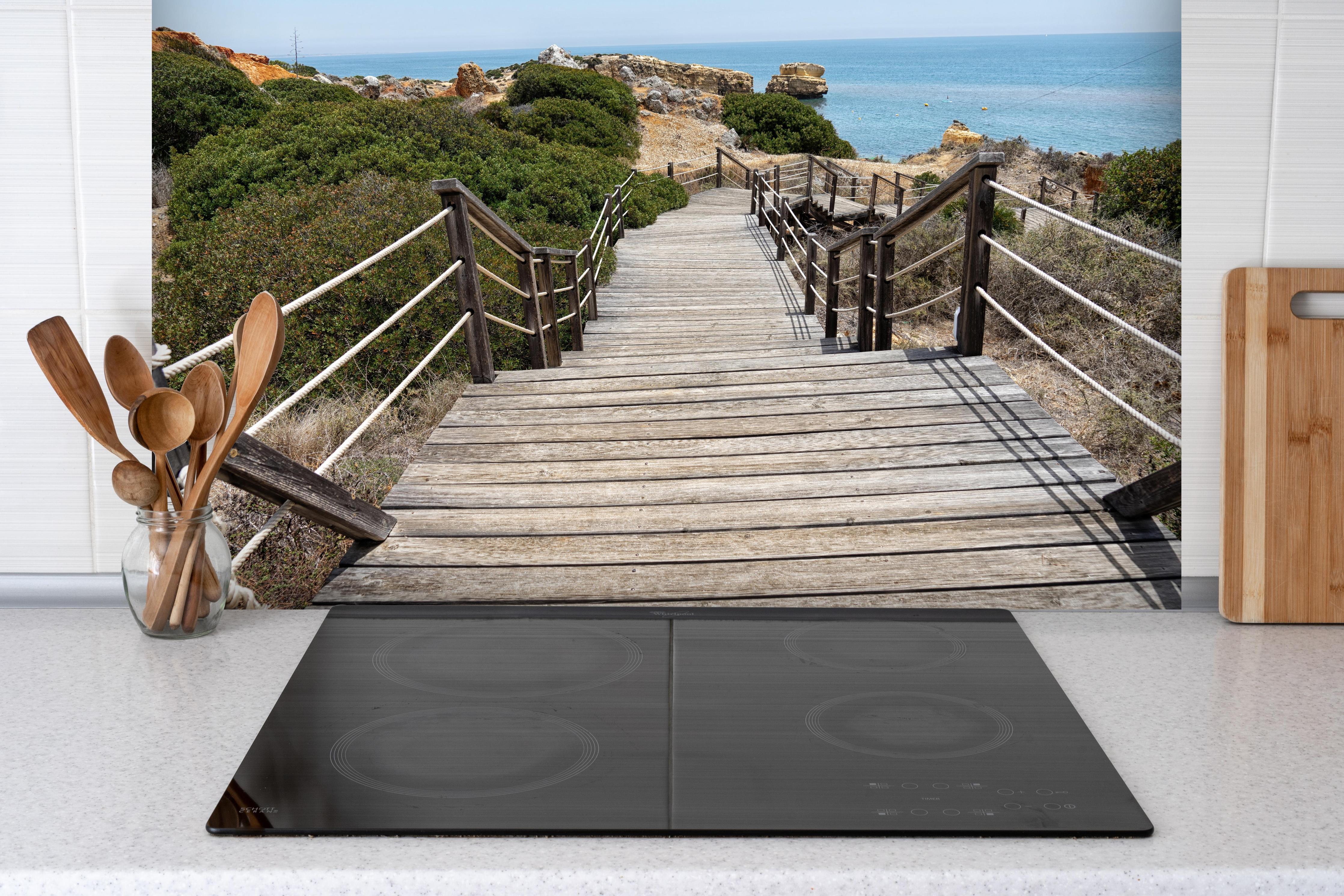 Spritzschutz - Portugal Küstenlinie hinter einem Cerankochfeld zwischen Holz-Kochutensilien