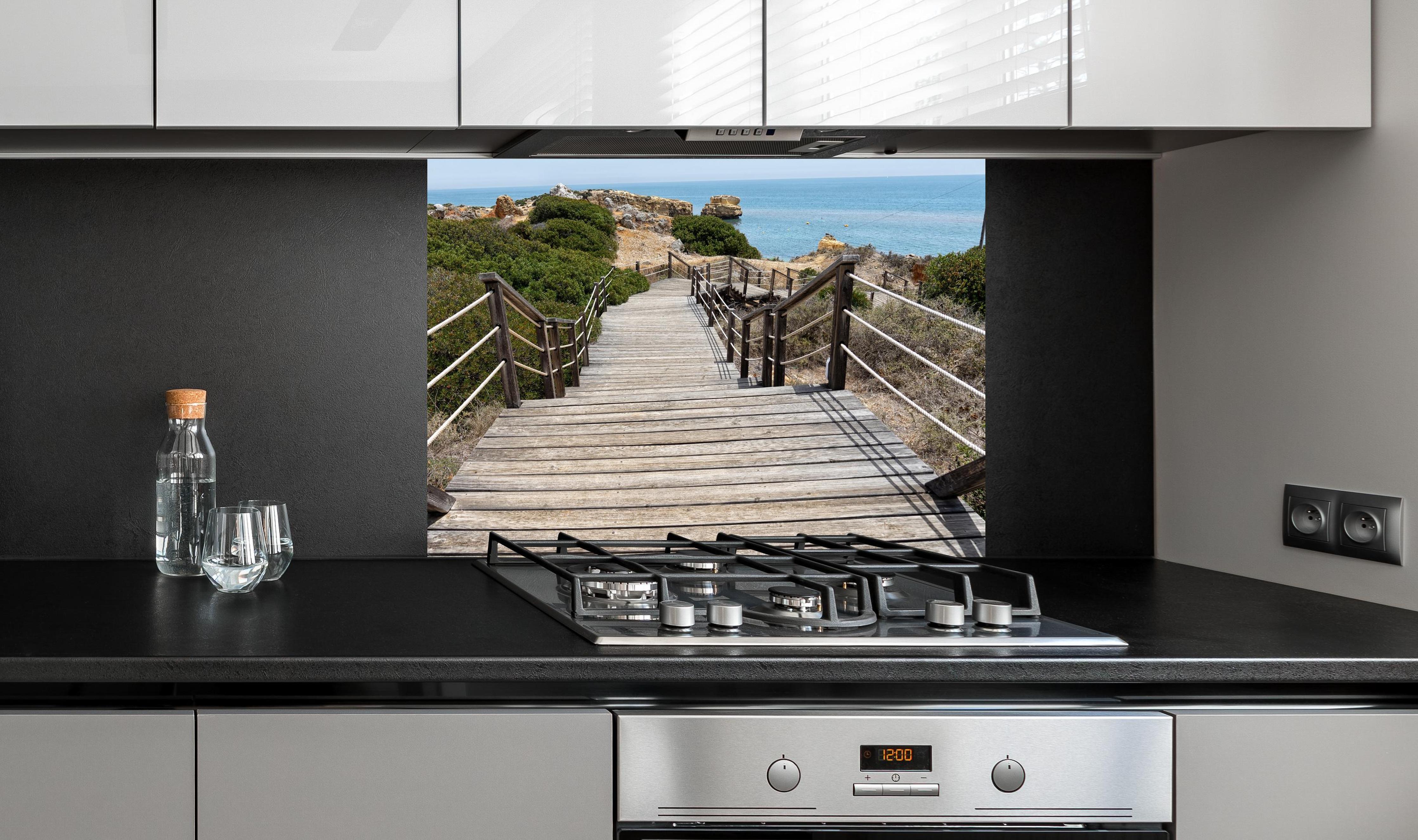 Spritzschutz - Portugal Küstenlinie an edler Anthrazit-Wand hinter silbernem Gasherd