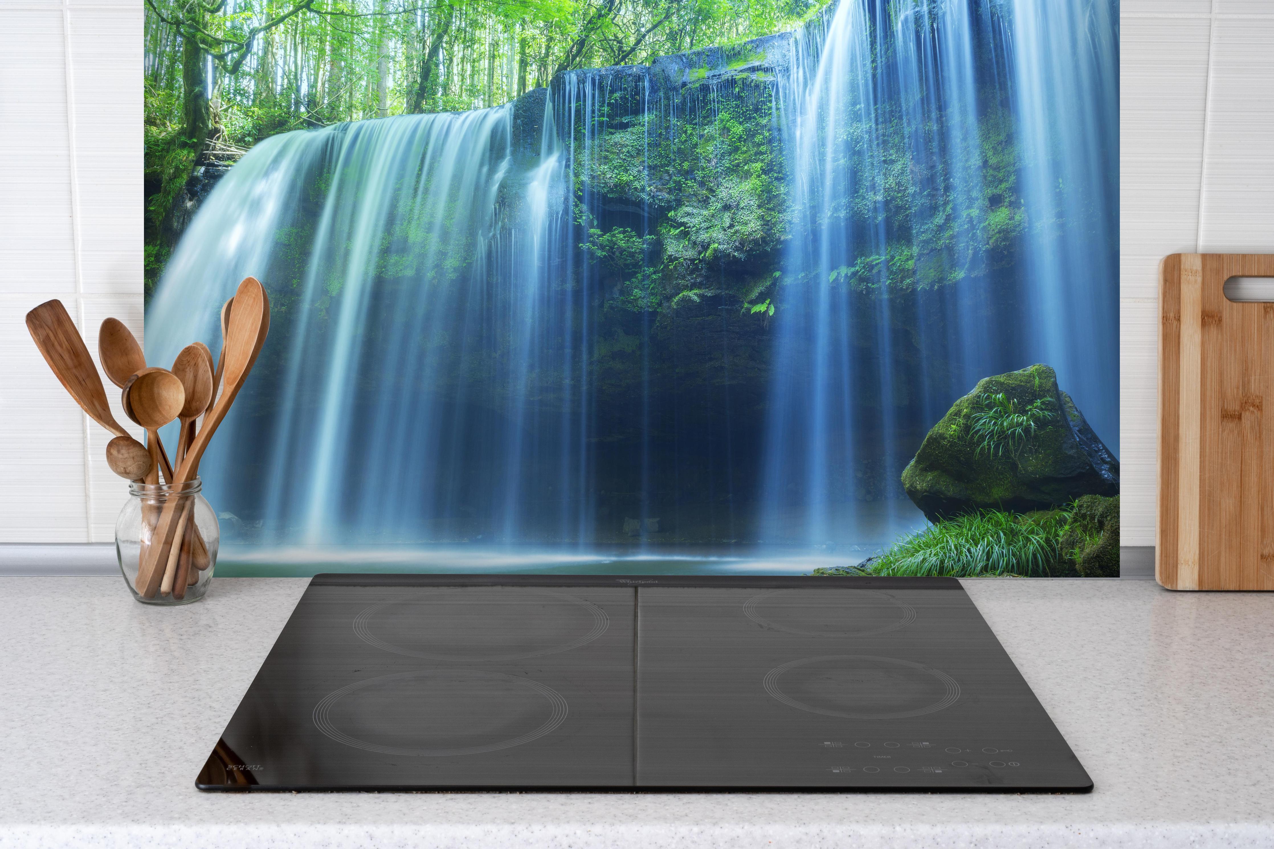 Spritzschutz - Prächtiger Nabigataki-Wasserfall hinter einem Cerankochfeld zwischen Holz-Kochutensilien