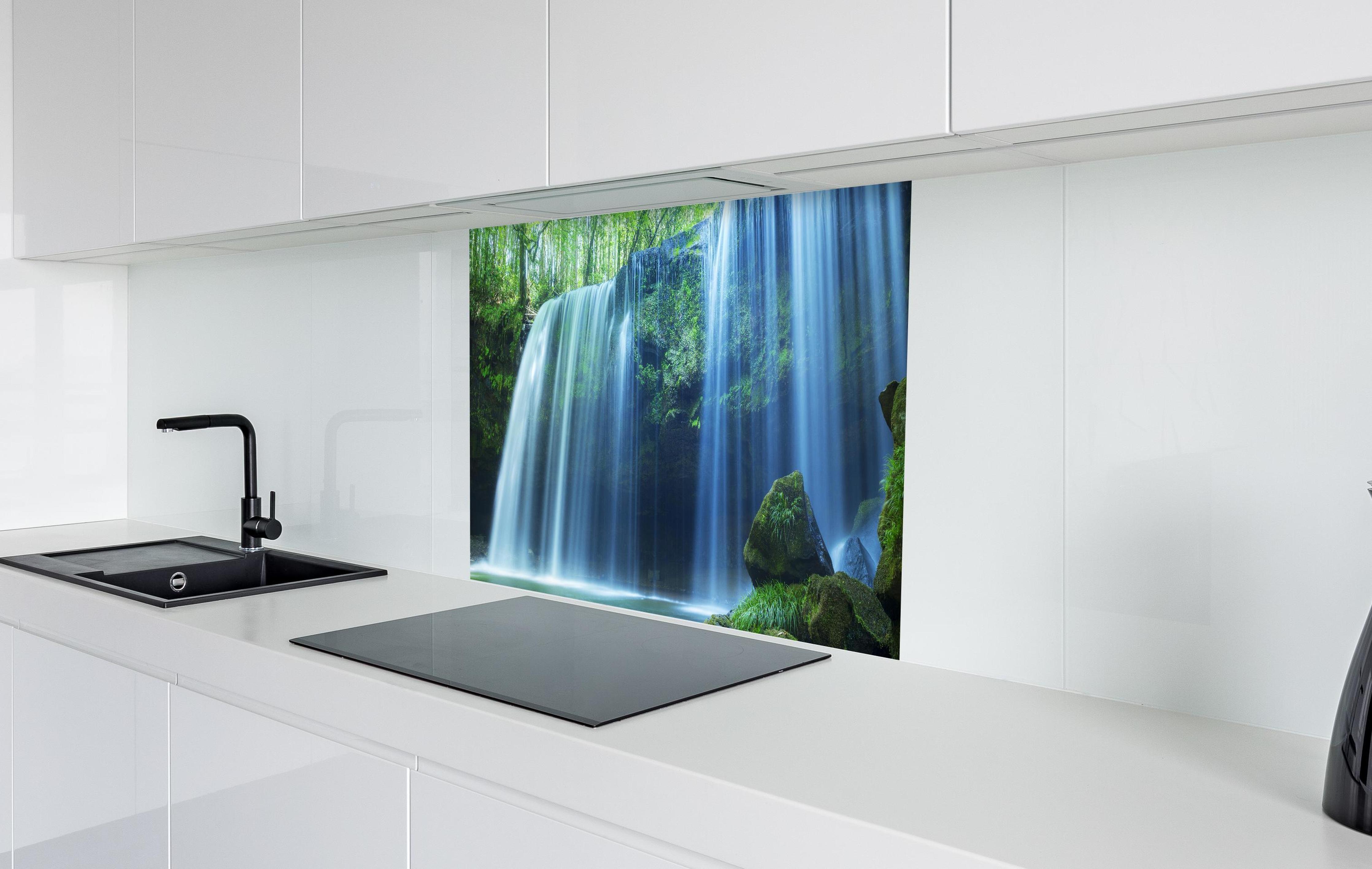 Spritzschutz - Prächtiger Nabigataki-Wasserfall in weißer Hochglanz-Küche hinter einem Cerankochfeld