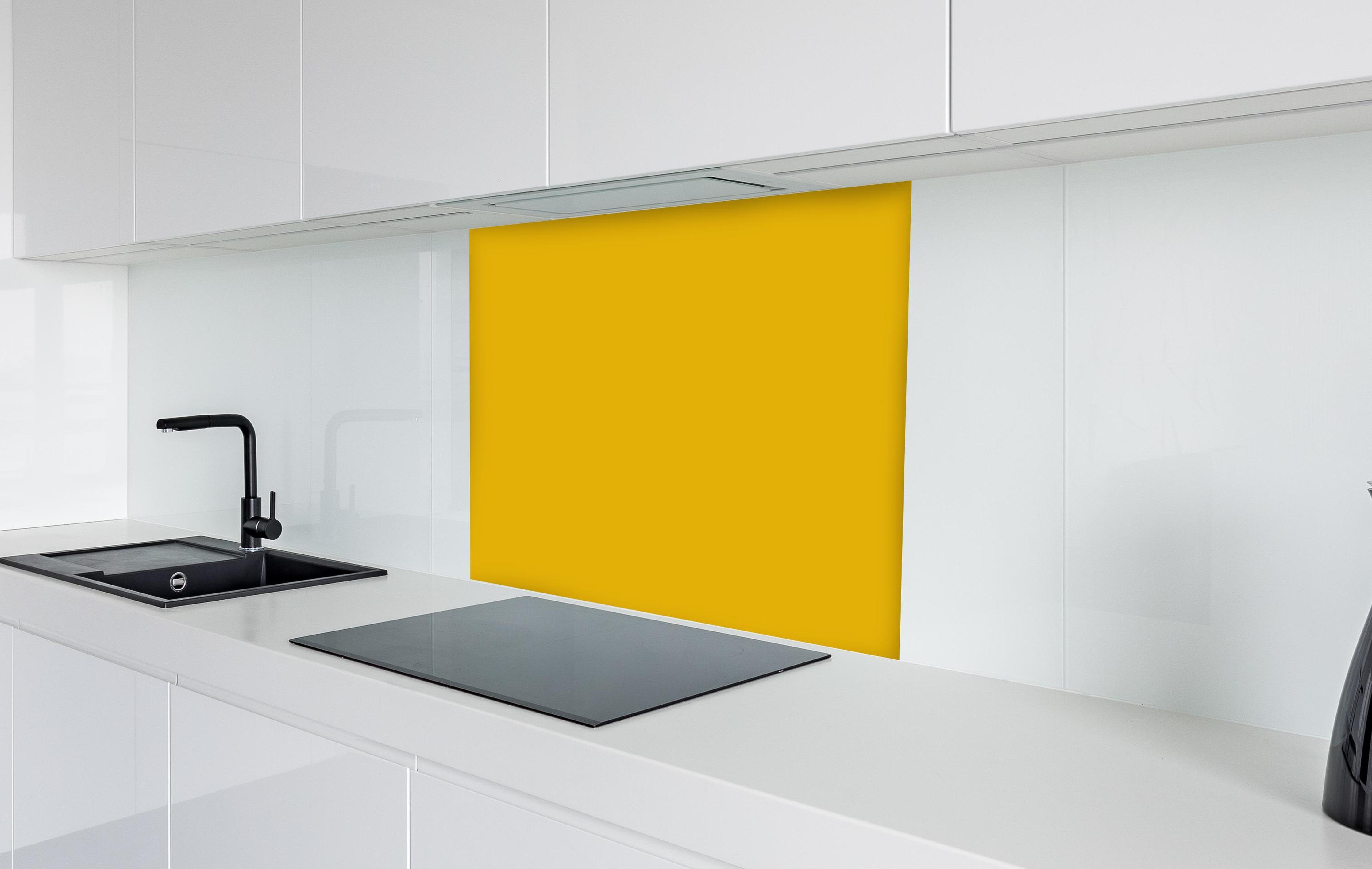 Spritzschutz - RAL 1004 (Goldgelb) in weißer Hochglanz-Küche hinter einem Cerankochfeld