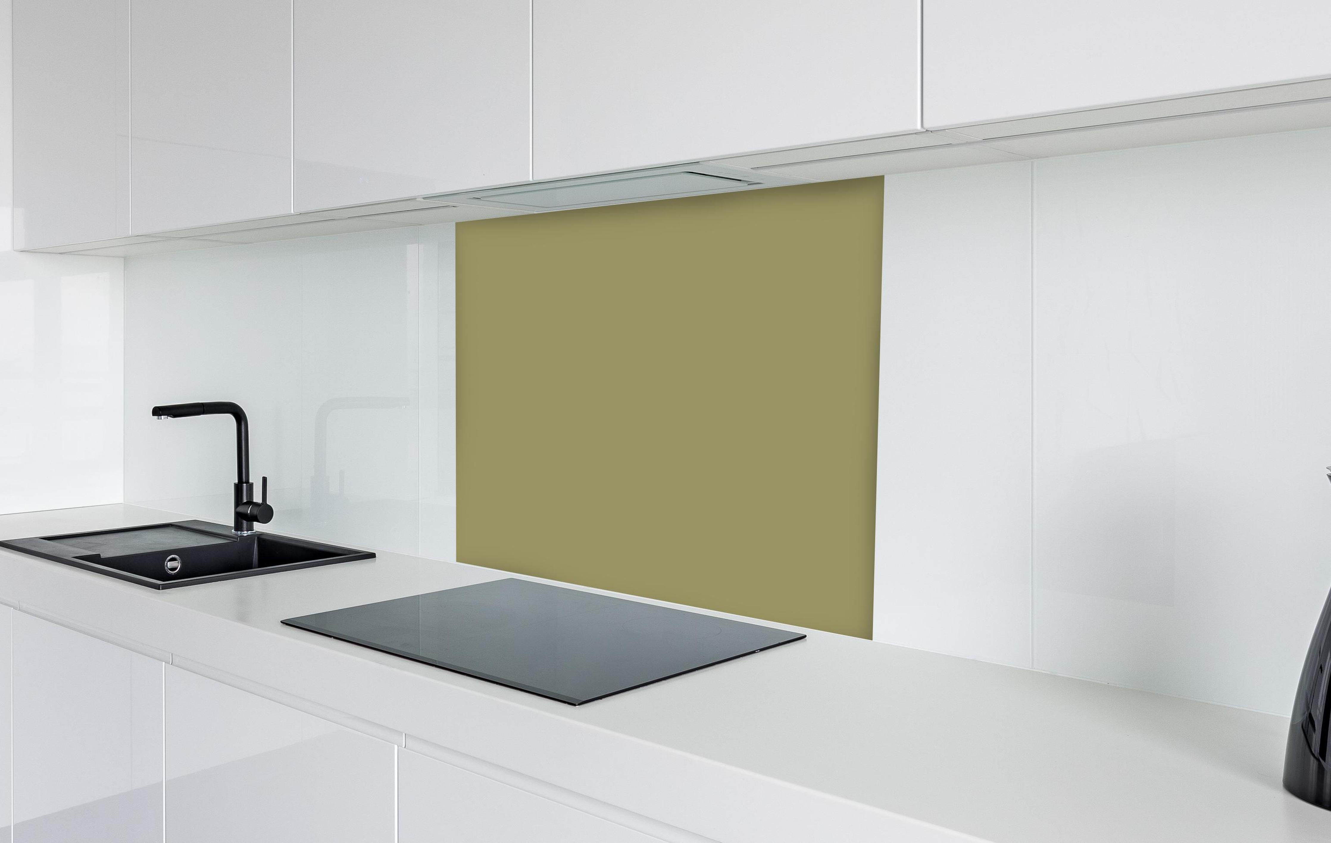 Spritzschutz - RAL 1020 (olivgelb) in weißer Hochglanz-Küche hinter einem Cerankochfeld