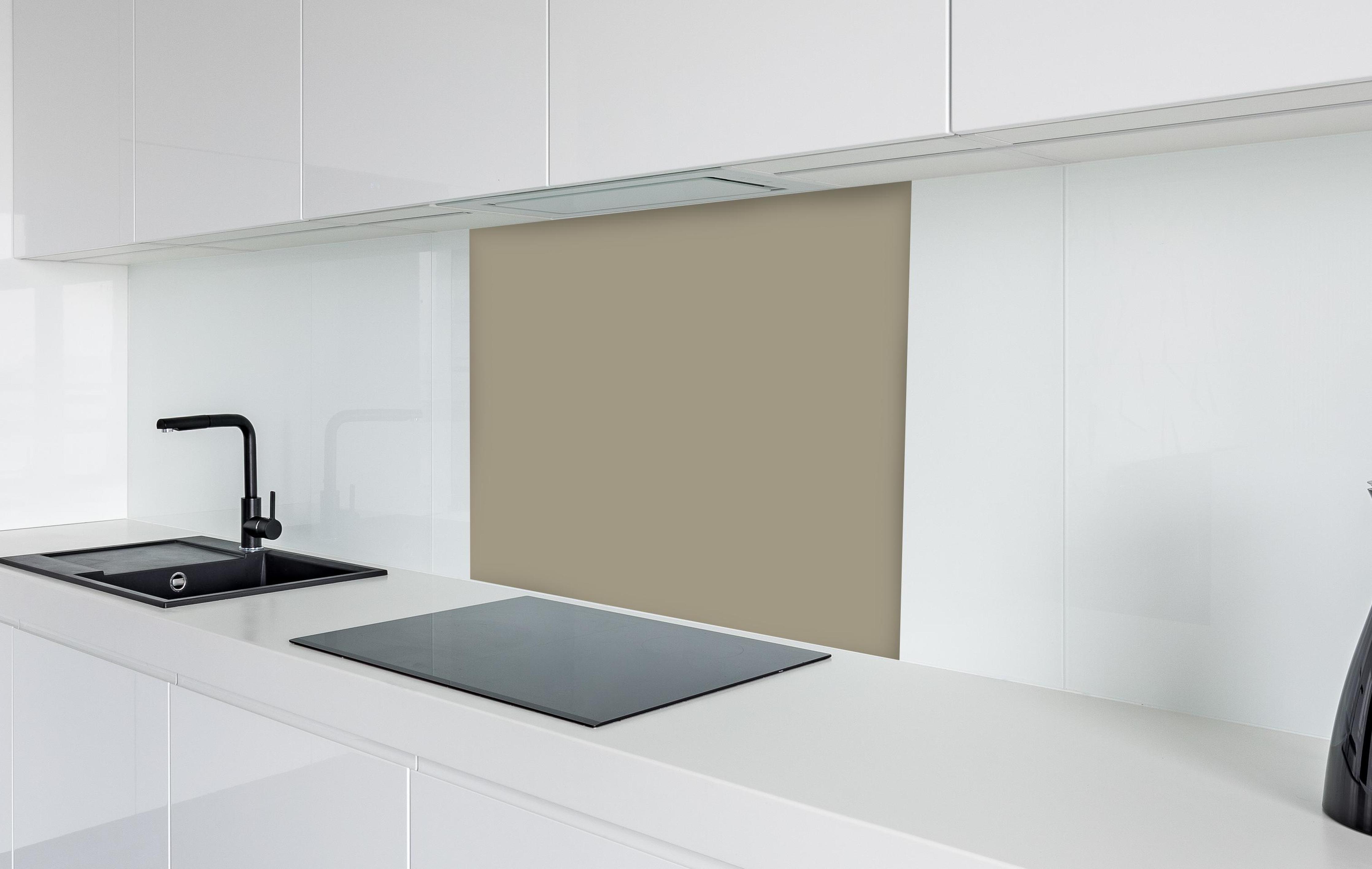 Spritzschutz - RAL 1035 (Perlbeige) in weißer Hochglanz-Küche hinter einem Cerankochfeld