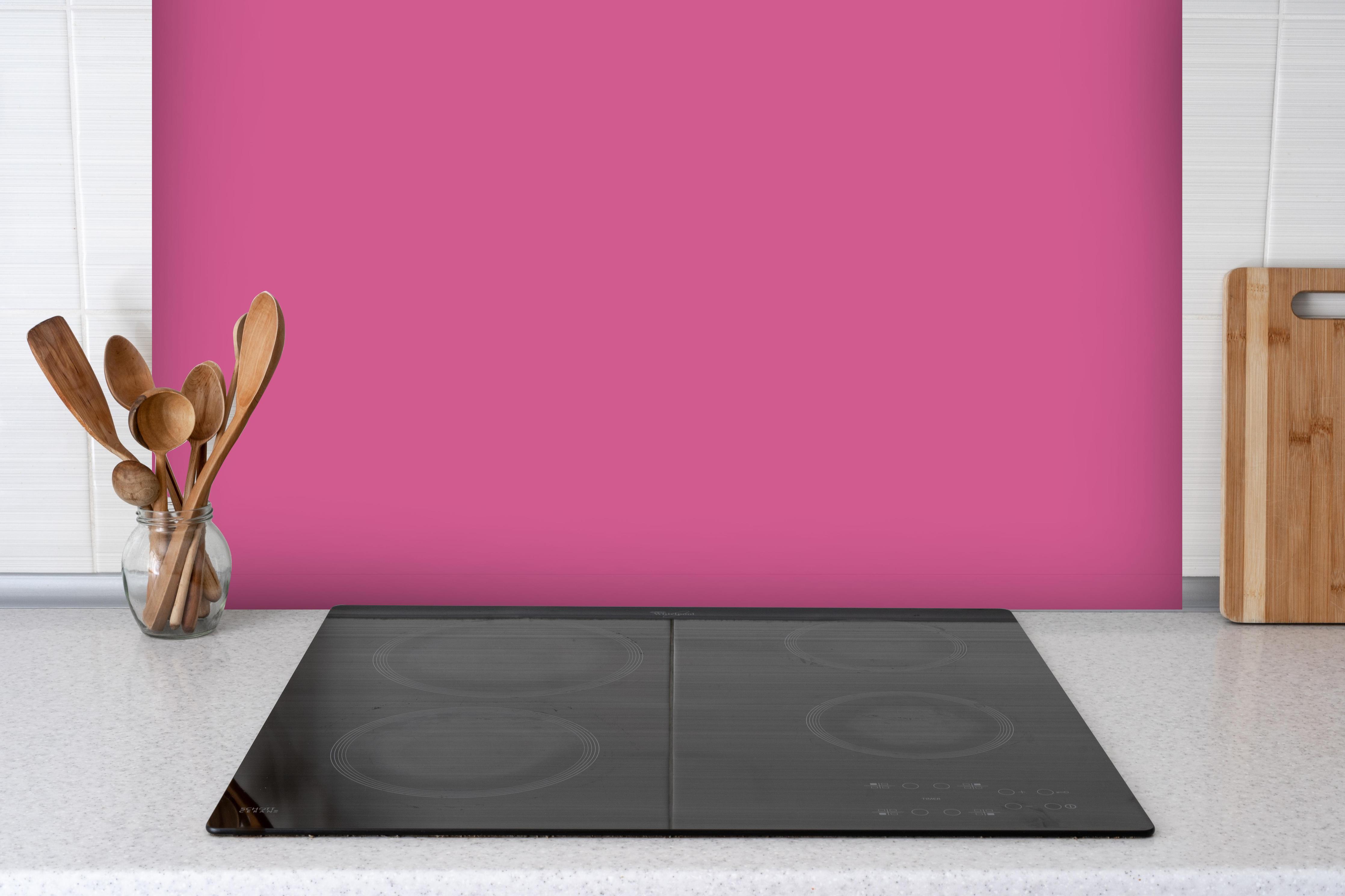 Spritzschutz - RAL 4003 (Violett hinter einem Cerankochfeld zwischen Holz-Kochutensilien