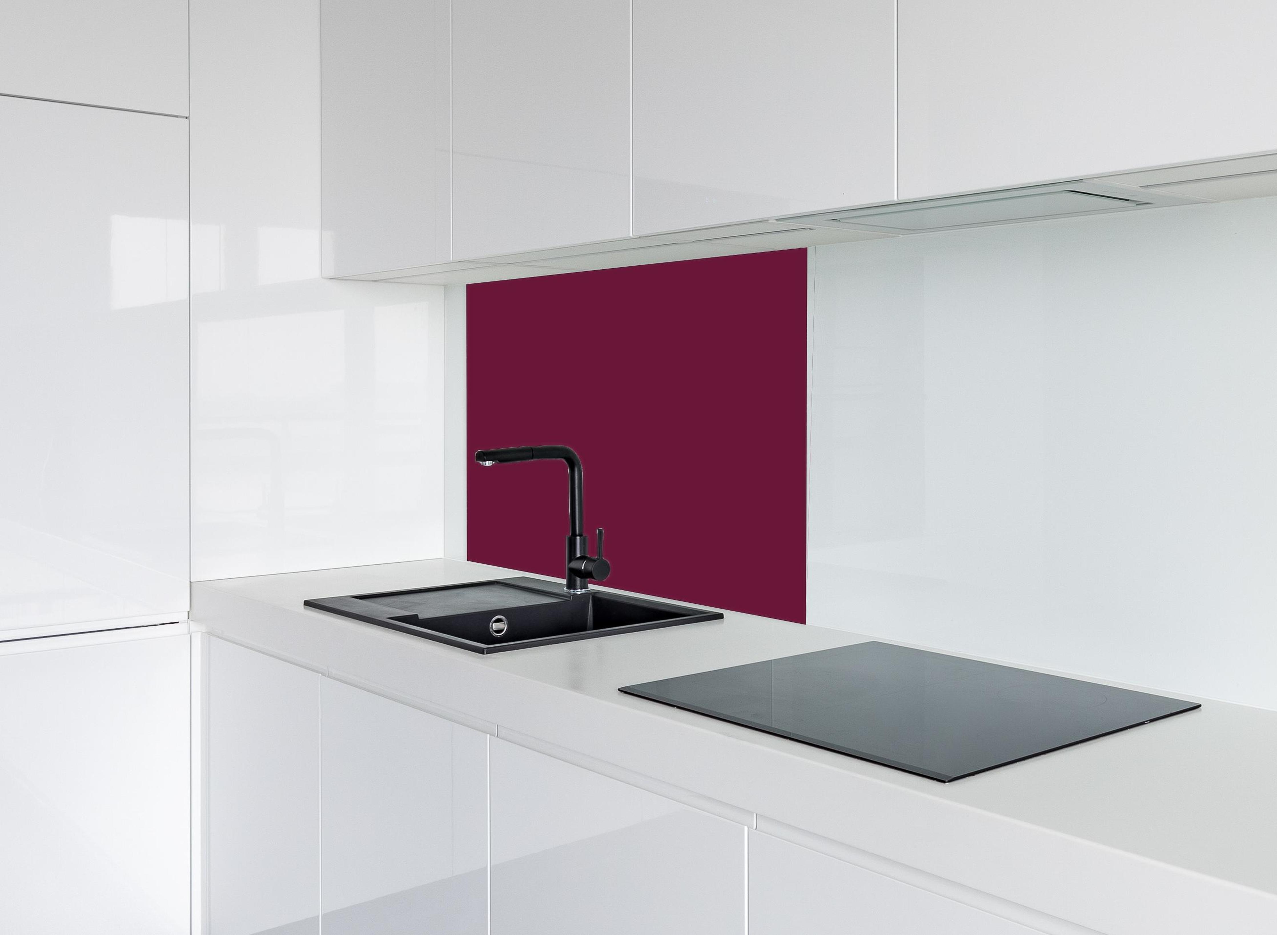 Spritzschutz - RAL 4004 (Weinrotviolett) hinter modernem schwarz-matten Spülbecken in weißer Hochglanz-Küche