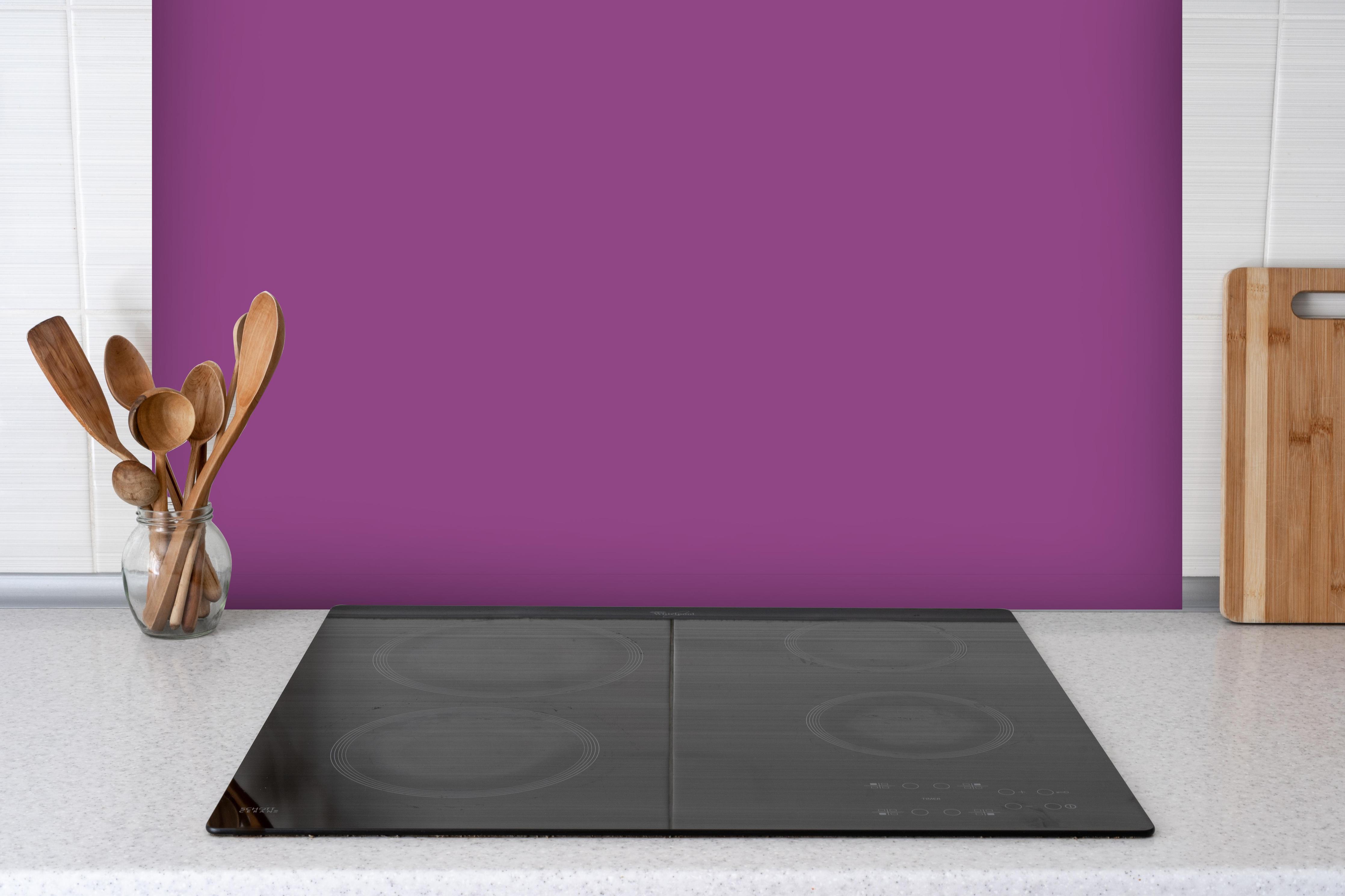 Spritzschutz - RAL 4008 (Signalviolett) hinter einem Cerankochfeld zwischen Holz-Kochutensilien