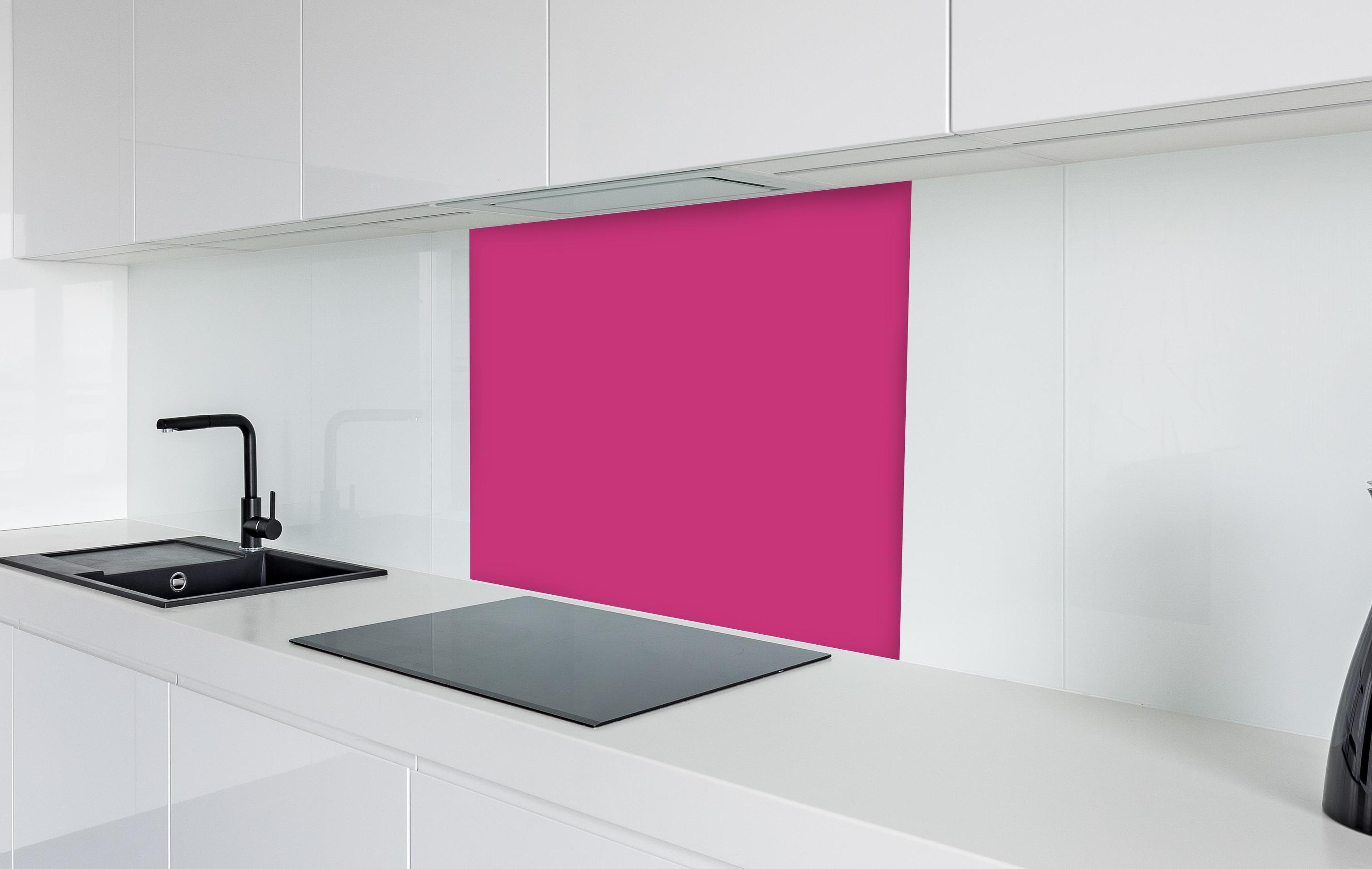 Spritzschutz - RAL 4010 (Telemagenta) in weißer Hochglanz-Küche hinter einem Cerankochfeld