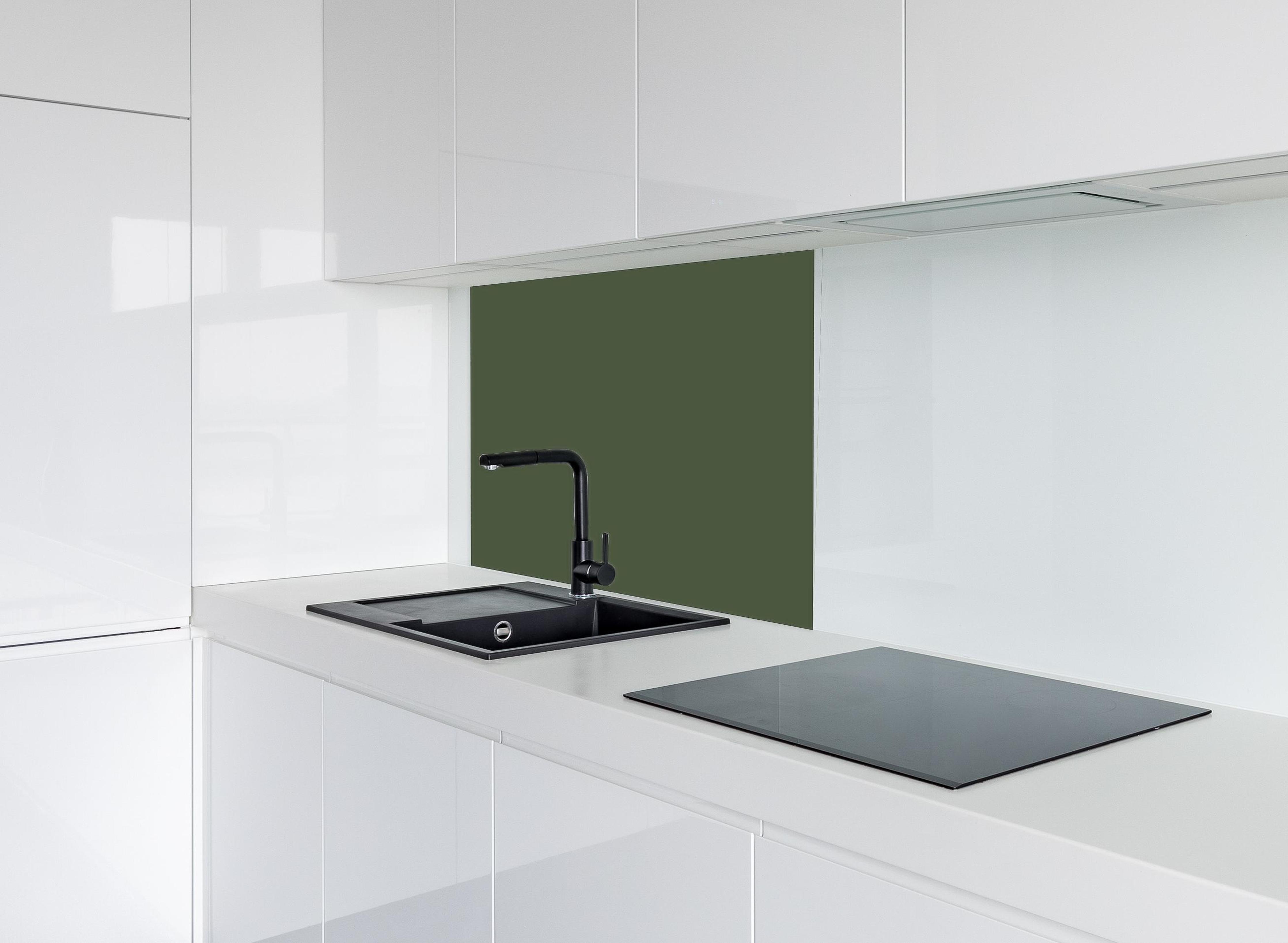 Spritzschutz - RAL 6003 (olivgrün) hinter modernem schwarz-matten Spülbecken in weißer Hochglanz-Küche