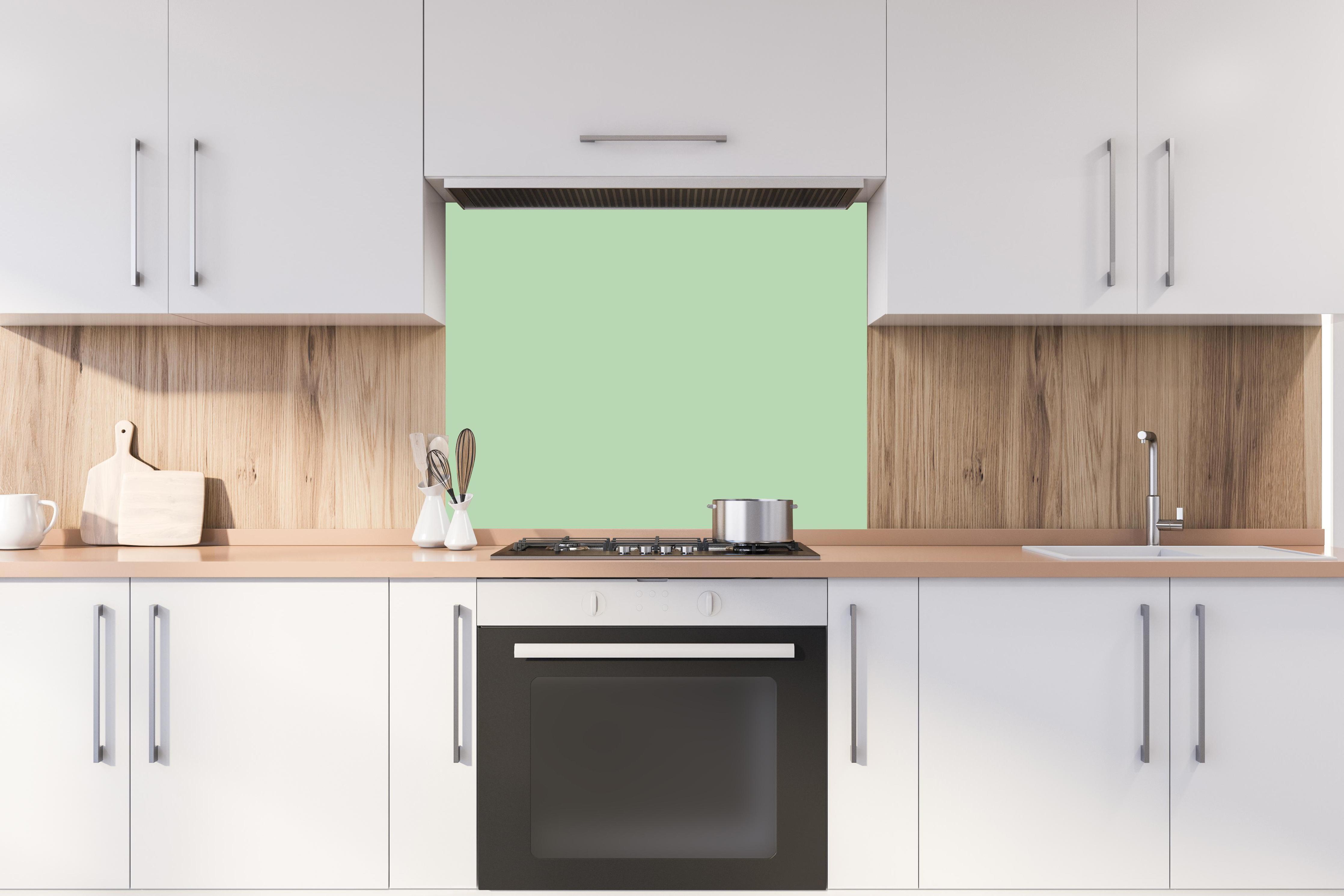 Spritzschutz - RAL 6019 (pastellgrün) hinter stilvollem Gasherd unter Dunstabzugshaube