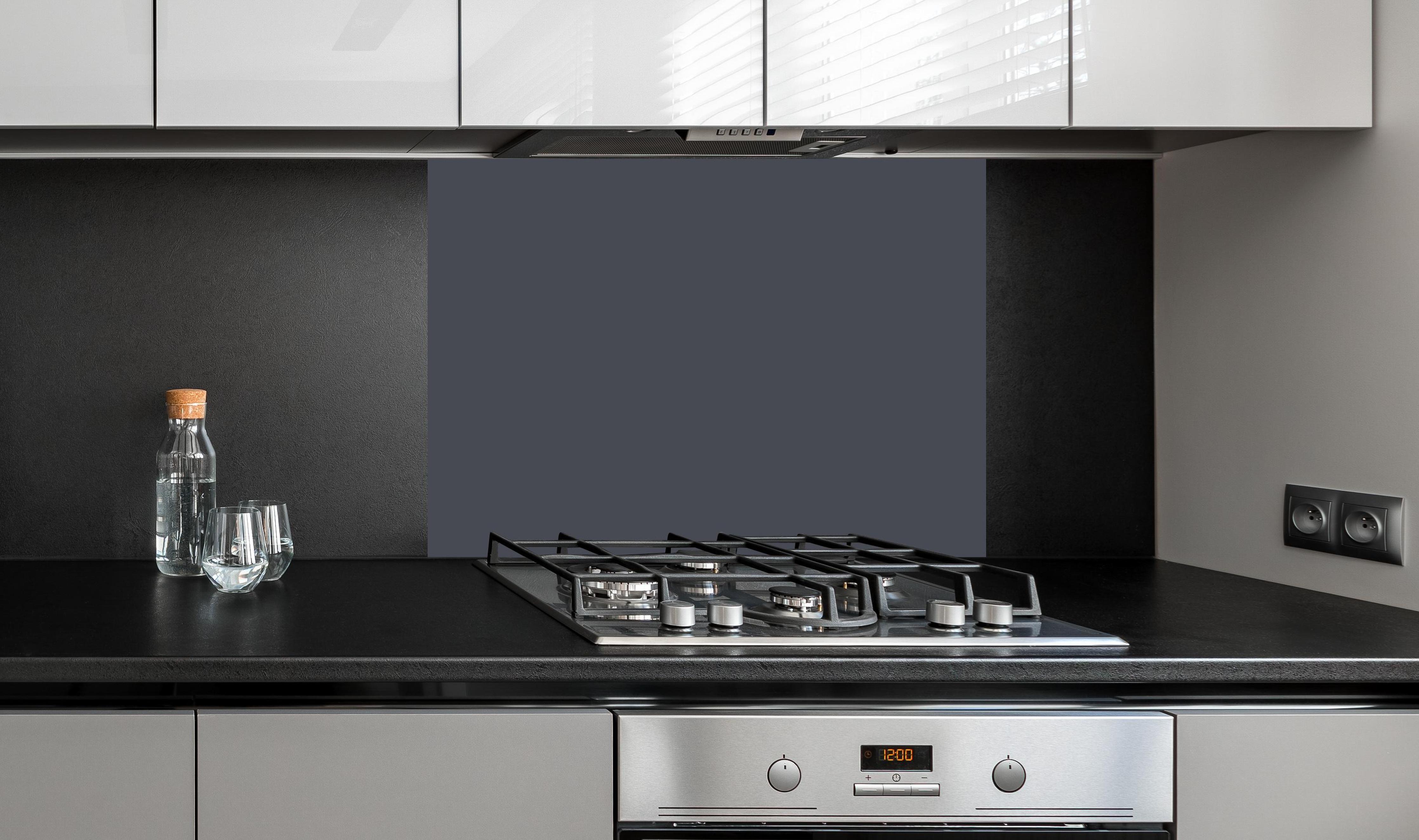 Spritzschutz - RAL 7024 (Graphitgrau) an edler Anthrazit-Wand hinter silbernem Gasherd