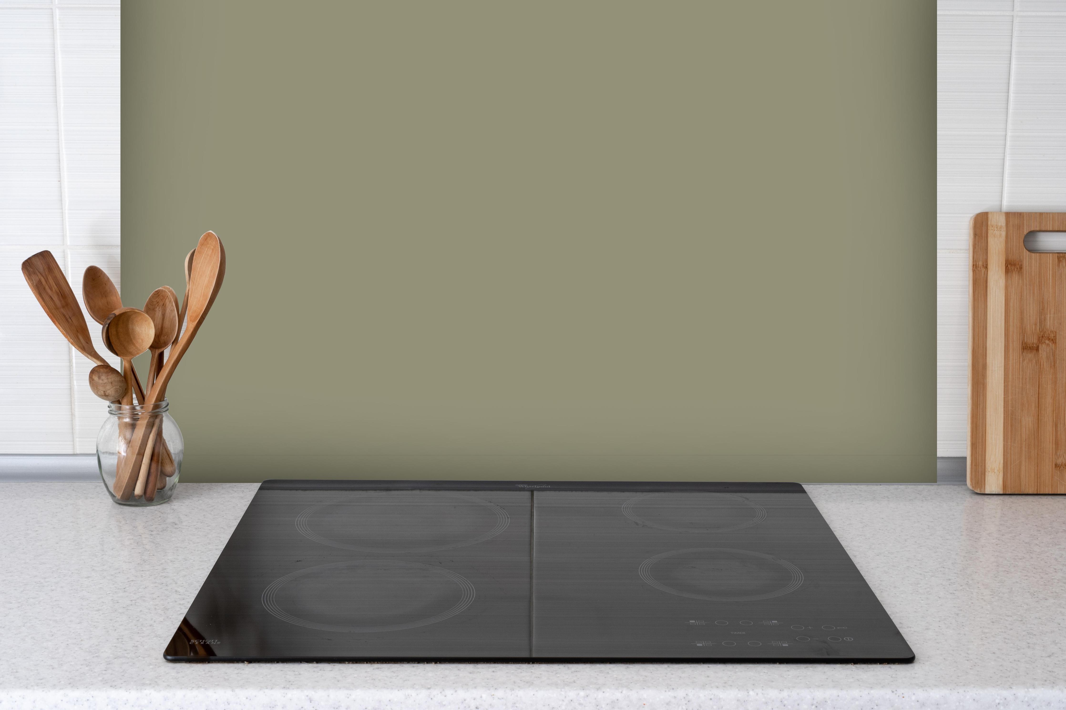 Spritzschutz - RAL 7034 (Gelbgrau) hinter einem Cerankochfeld zwischen Holz-Kochutensilien