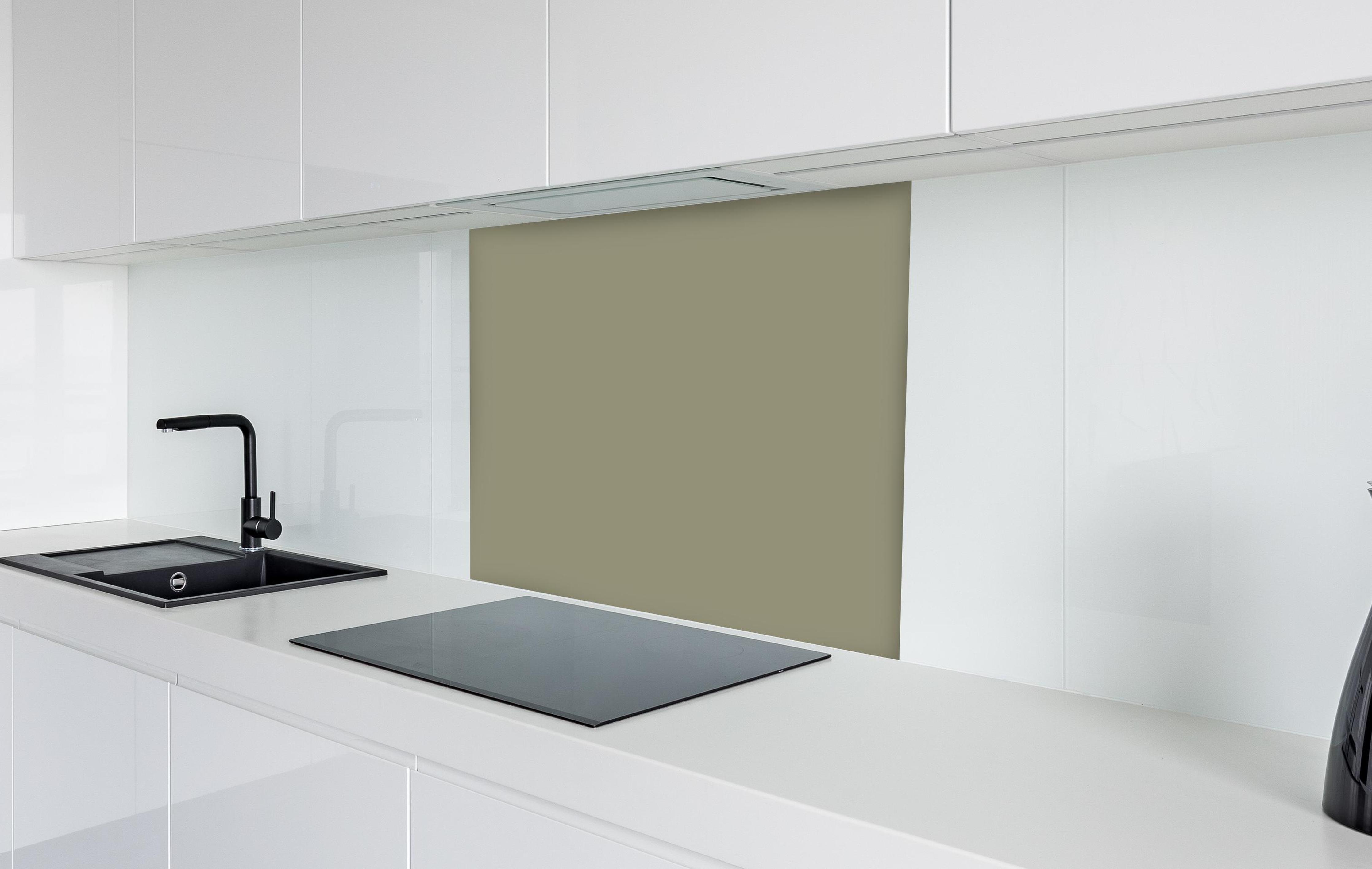 Spritzschutz - RAL 7034 (Gelbgrau) in weißer Hochglanz-Küche hinter einem Cerankochfeld