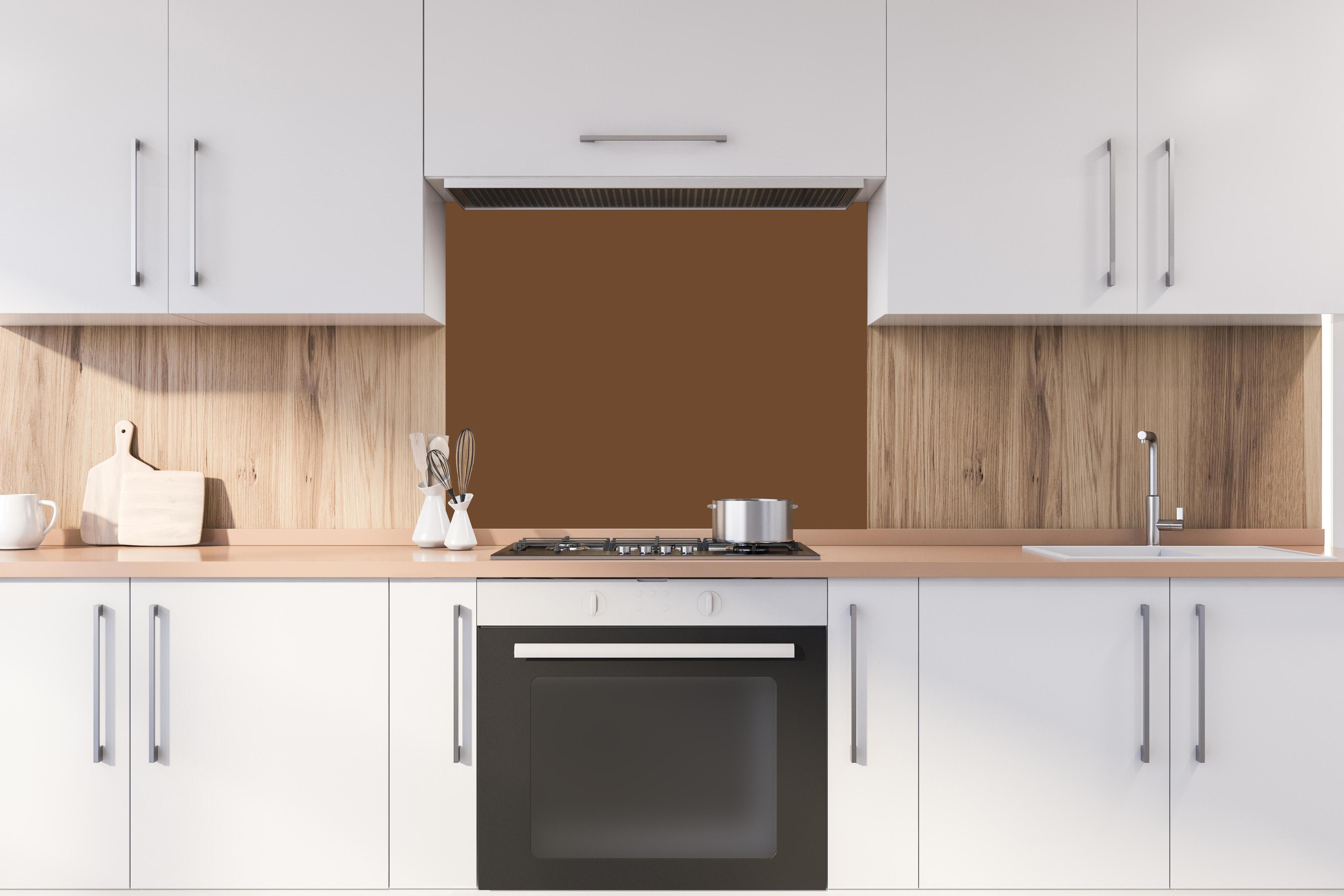 Spritzschutz - RAL 8007 (Rehbraun) hinter stilvollem Gasherd unter Dunstabzugshaube