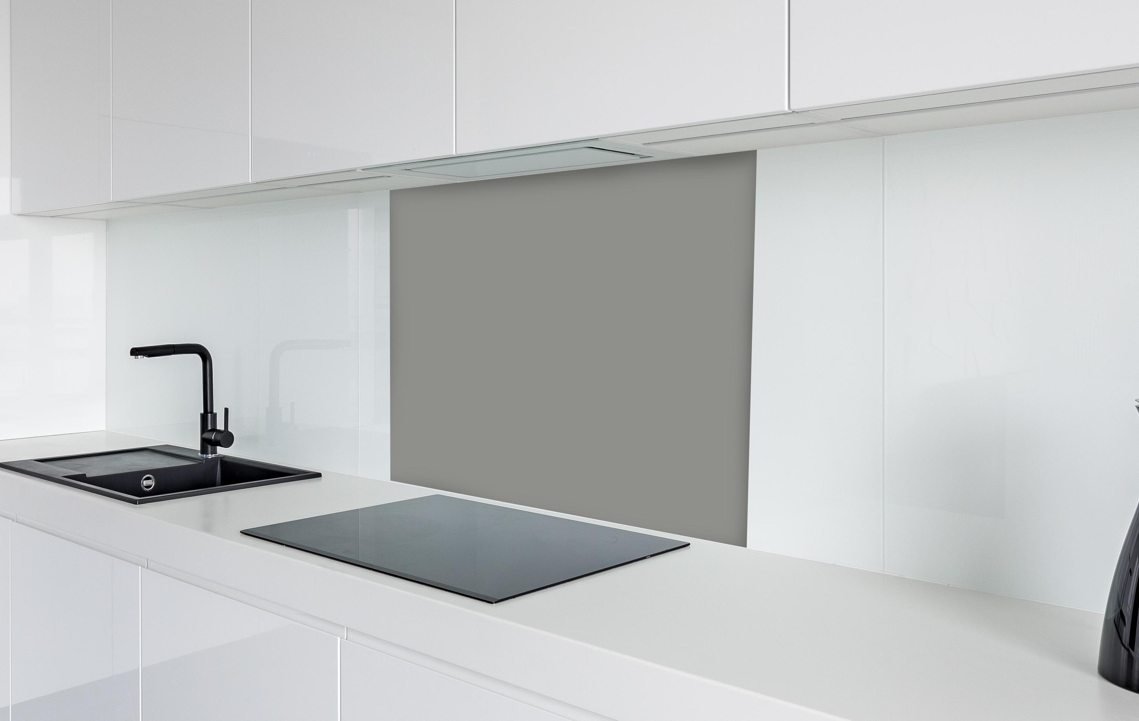 Spritzschutz - RAL 9007 (Graualuminium) in weißer Hochglanz-Küche hinter einem Cerankochfeld