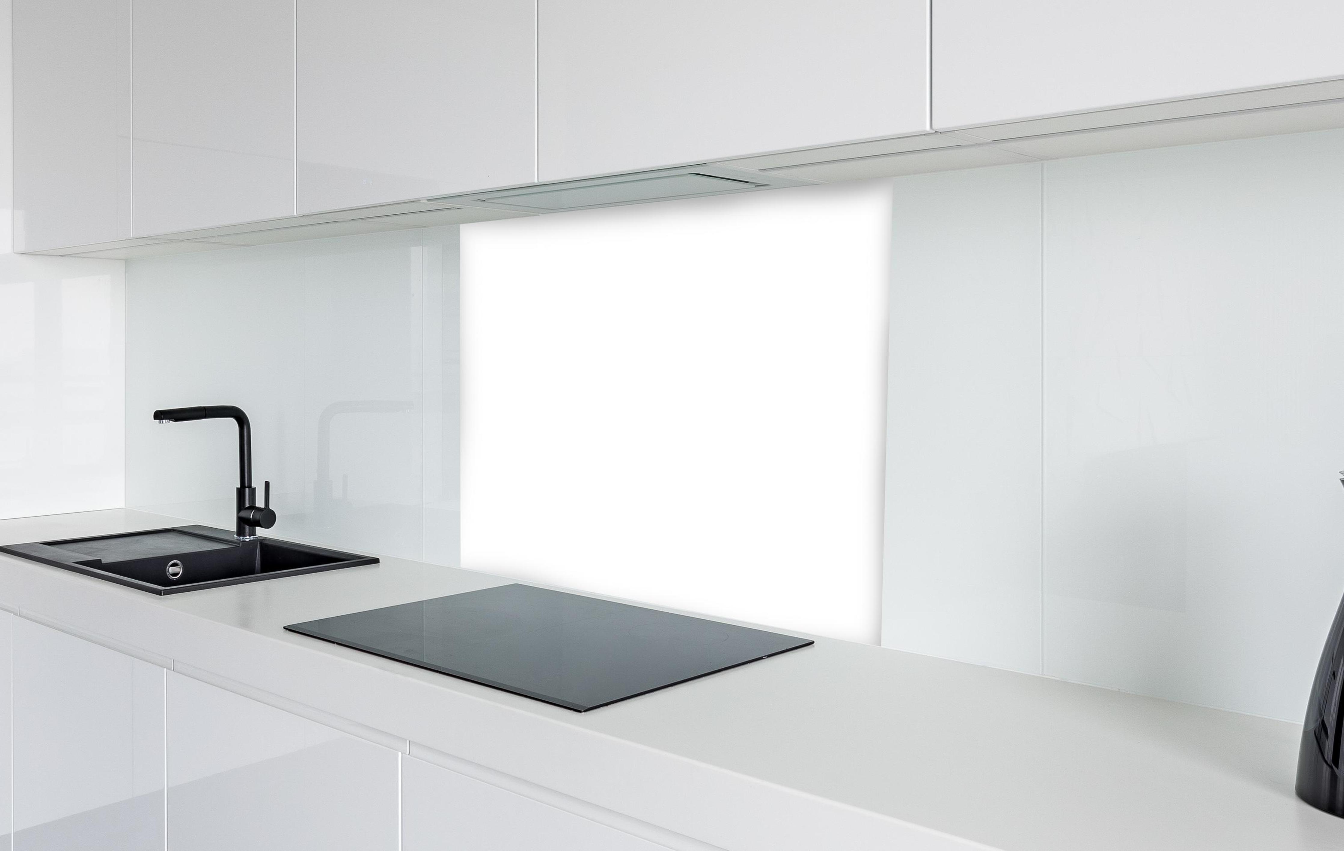 Spritzschutz - RAL Farbe Weiß in weißer Hochglanz-Küche hinter einem Cerankochfeld