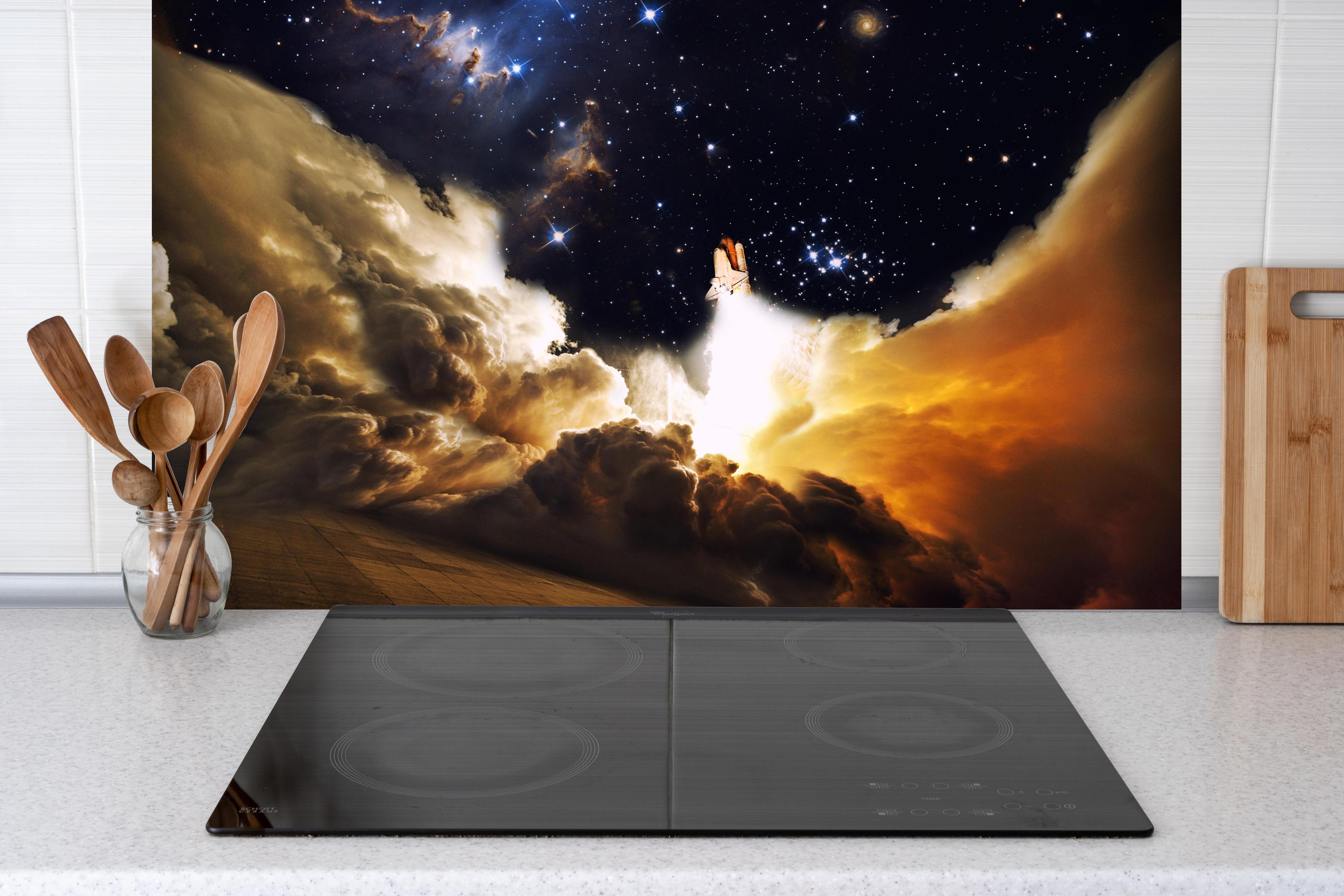 Spritzschutz - Raketenstart ins Weltall hinter einem Cerankochfeld zwischen Holz-Kochutensilien