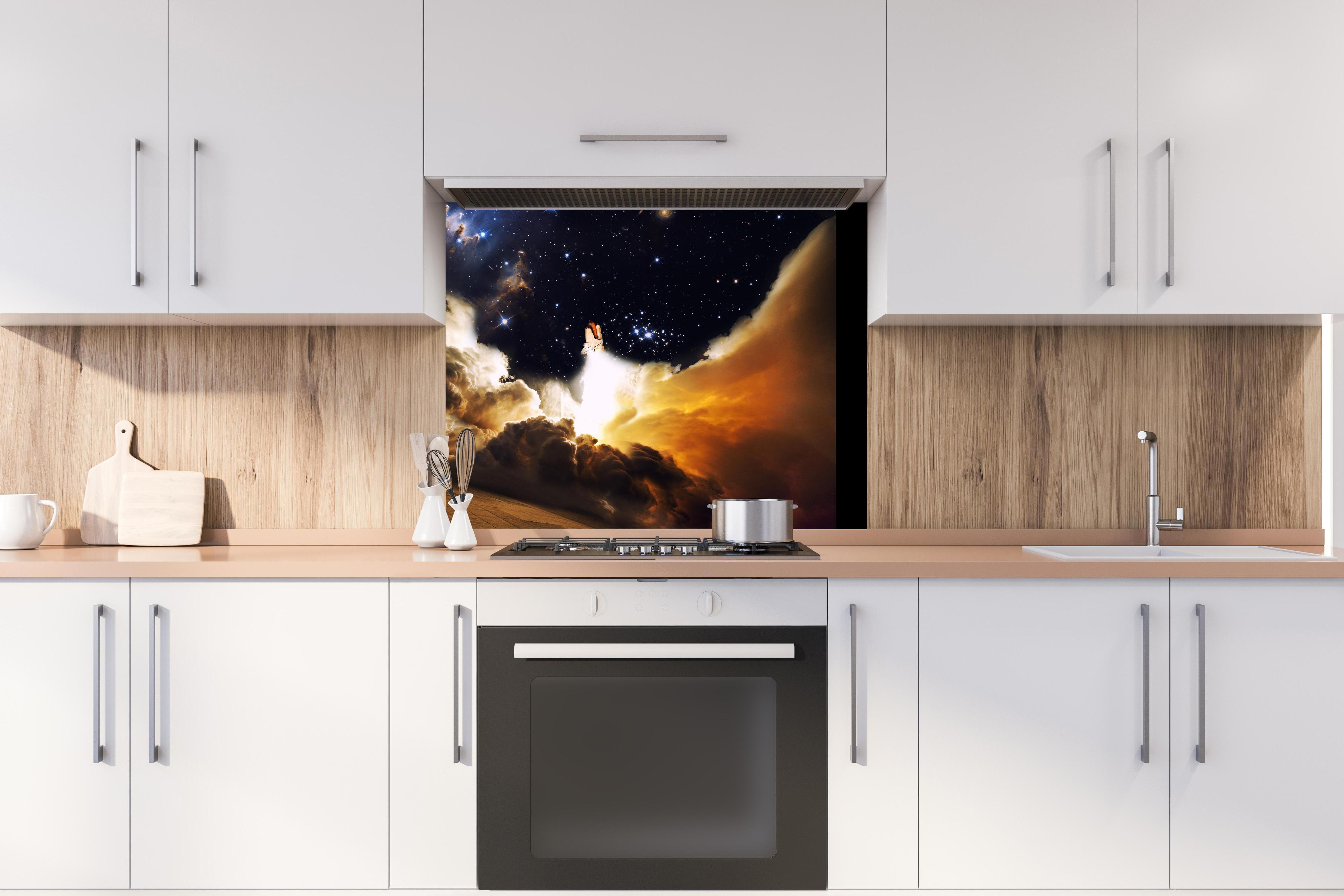 Spritzschutz - Raketenstart ins Weltall hinter stilvollem Gasherd unter Dunstabzugshaube