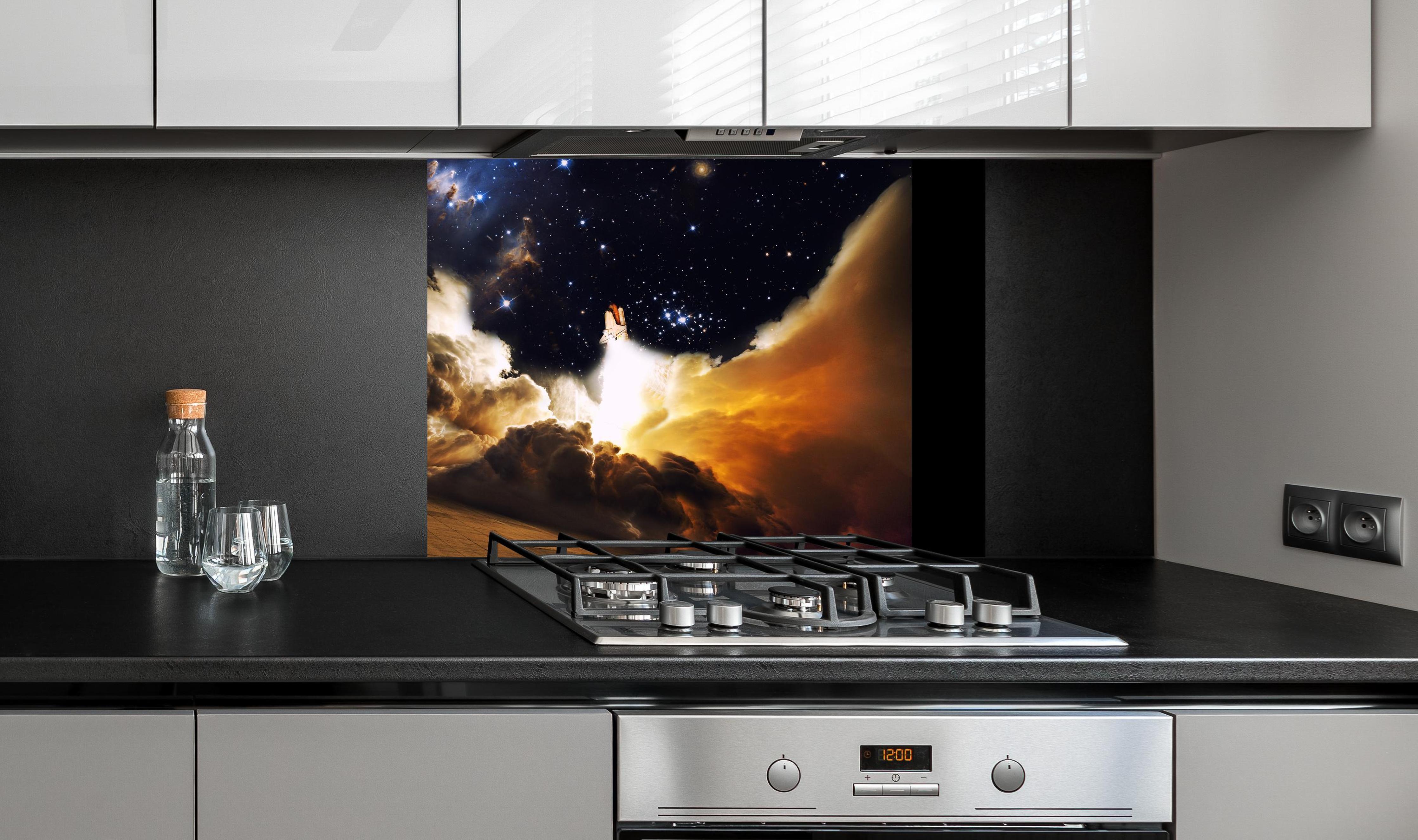 Spritzschutz - Raketenstart ins Weltall an edler Anthrazit-Wand hinter silbernem Gasherd