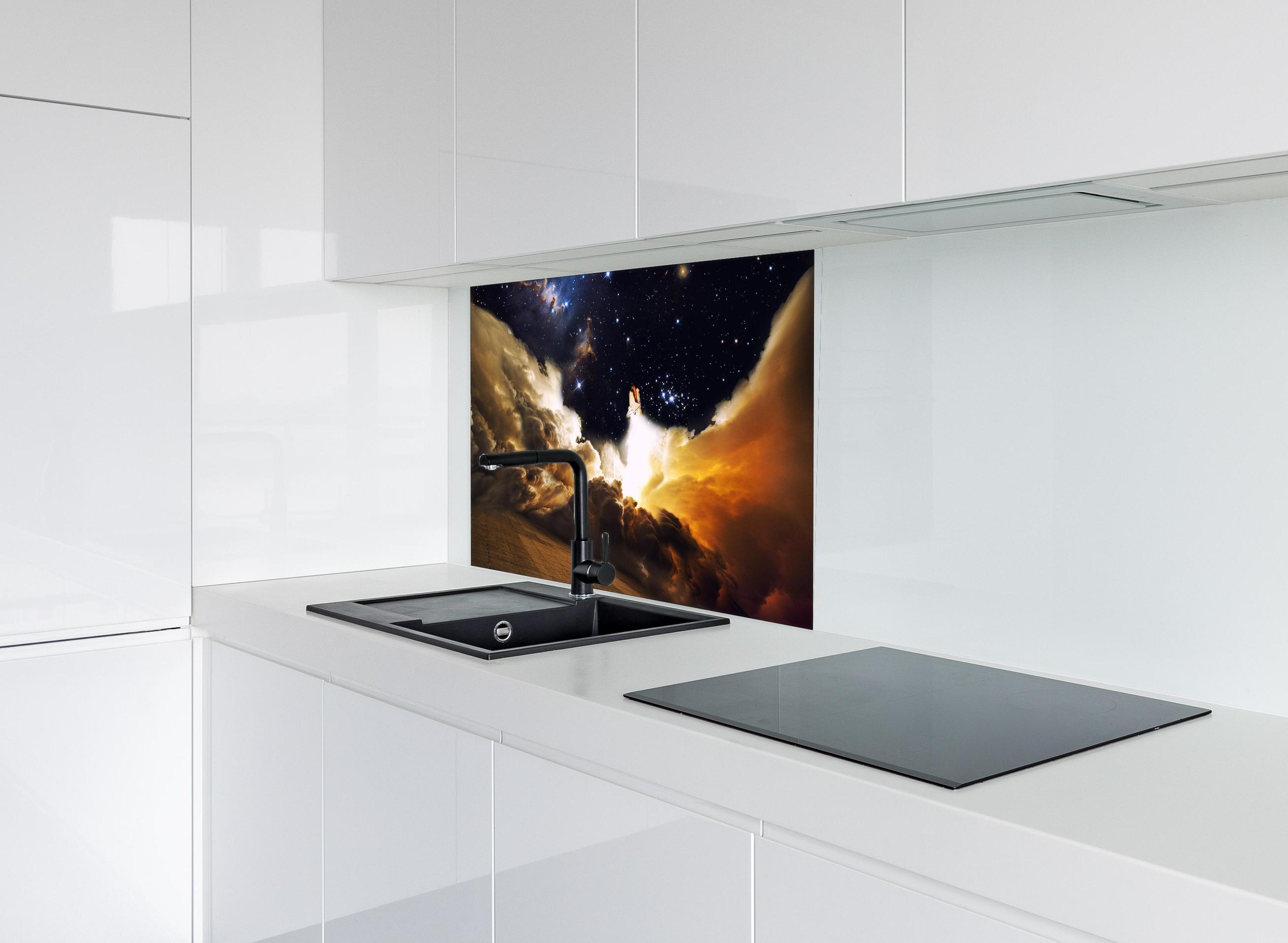 Spritzschutz - Raketenstart ins Weltall hinter modernem schwarz-matten Spülbecken in weißer Hochglanz-Küche