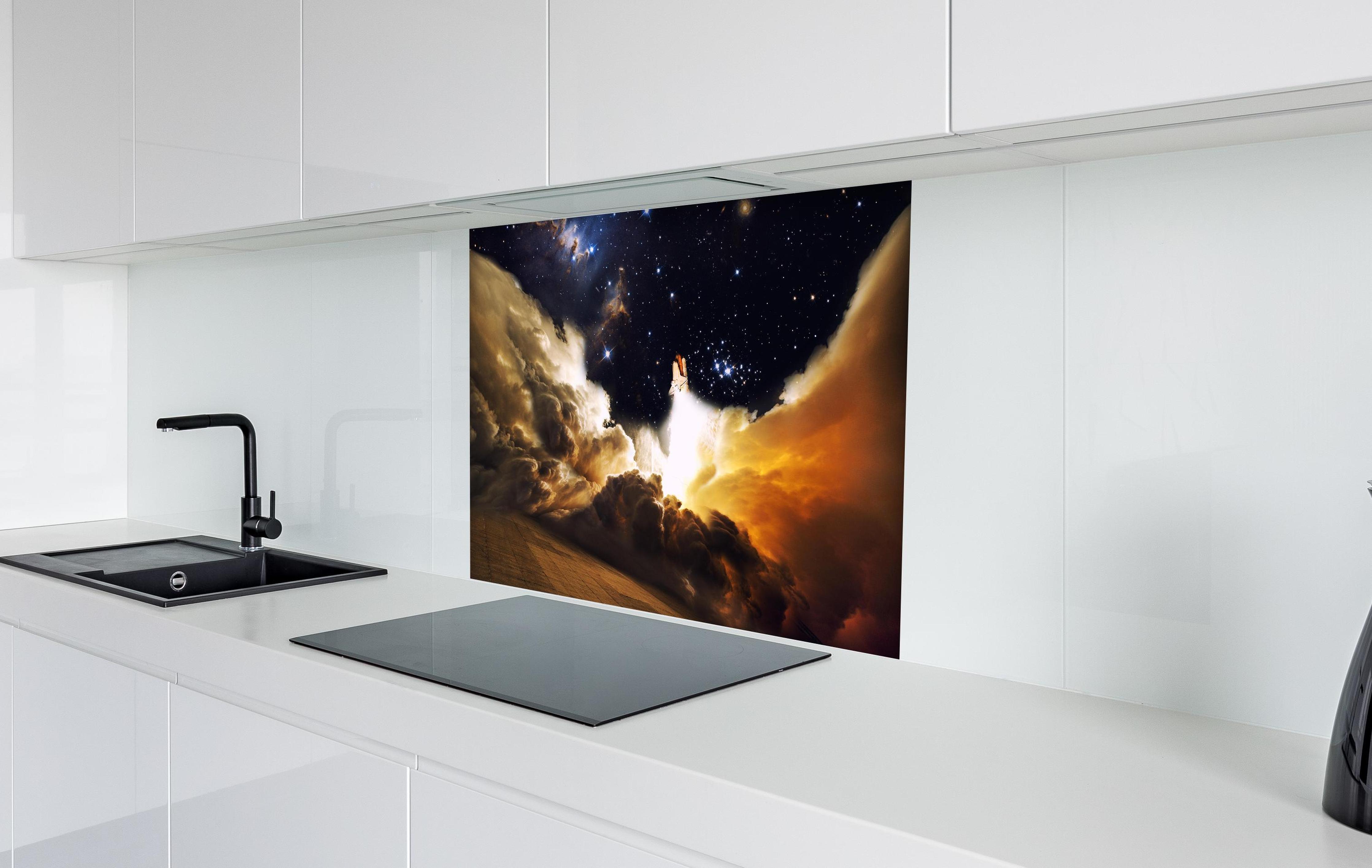 Spritzschutz - Raketenstart ins Weltall in weißer Hochglanz-Küche hinter einem Cerankochfeld
