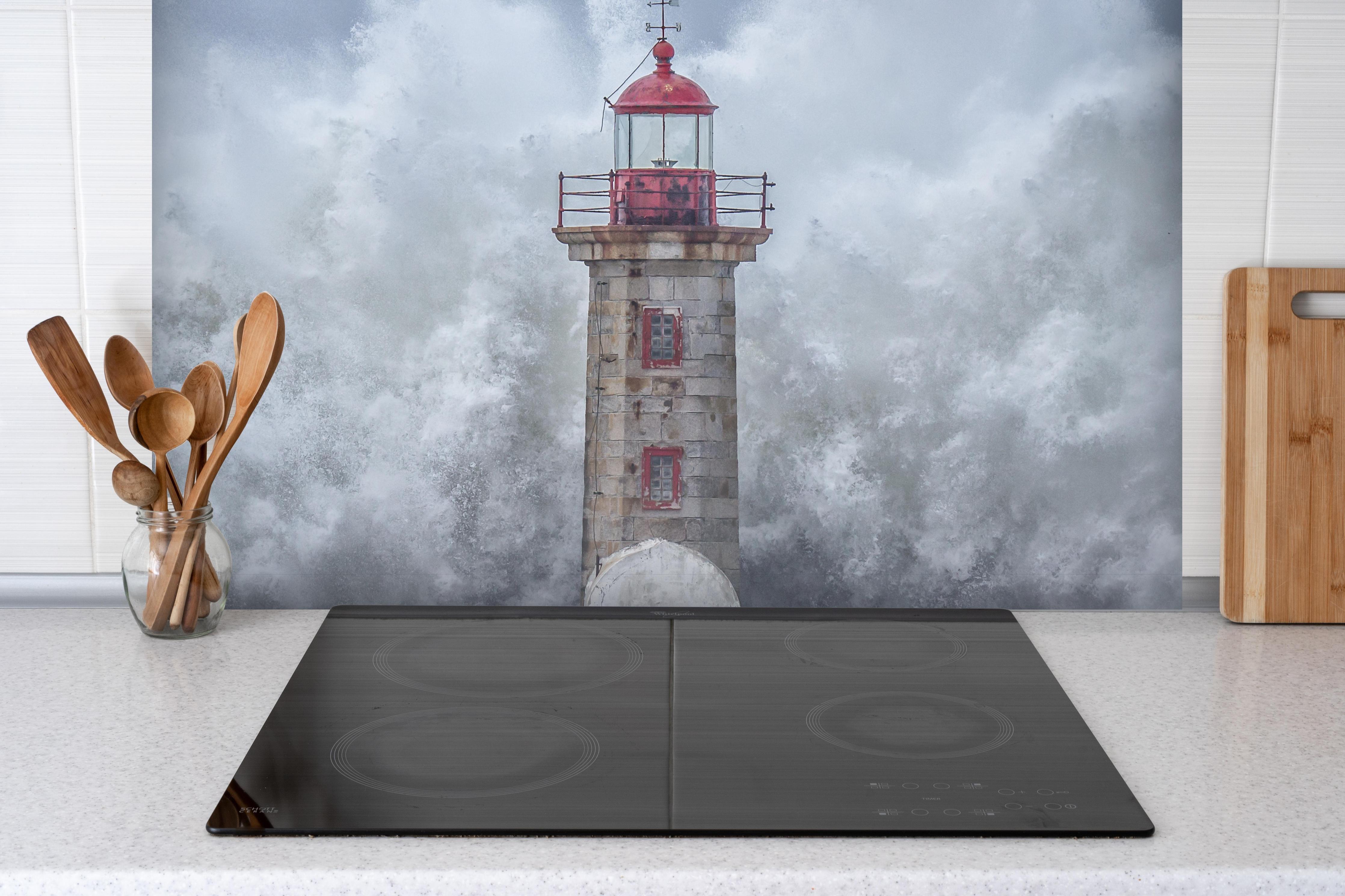 Spritzschutz - Riesenwelle trifft auf Leuchtturn hinter einem Cerankochfeld zwischen Holz-Kochutensilien