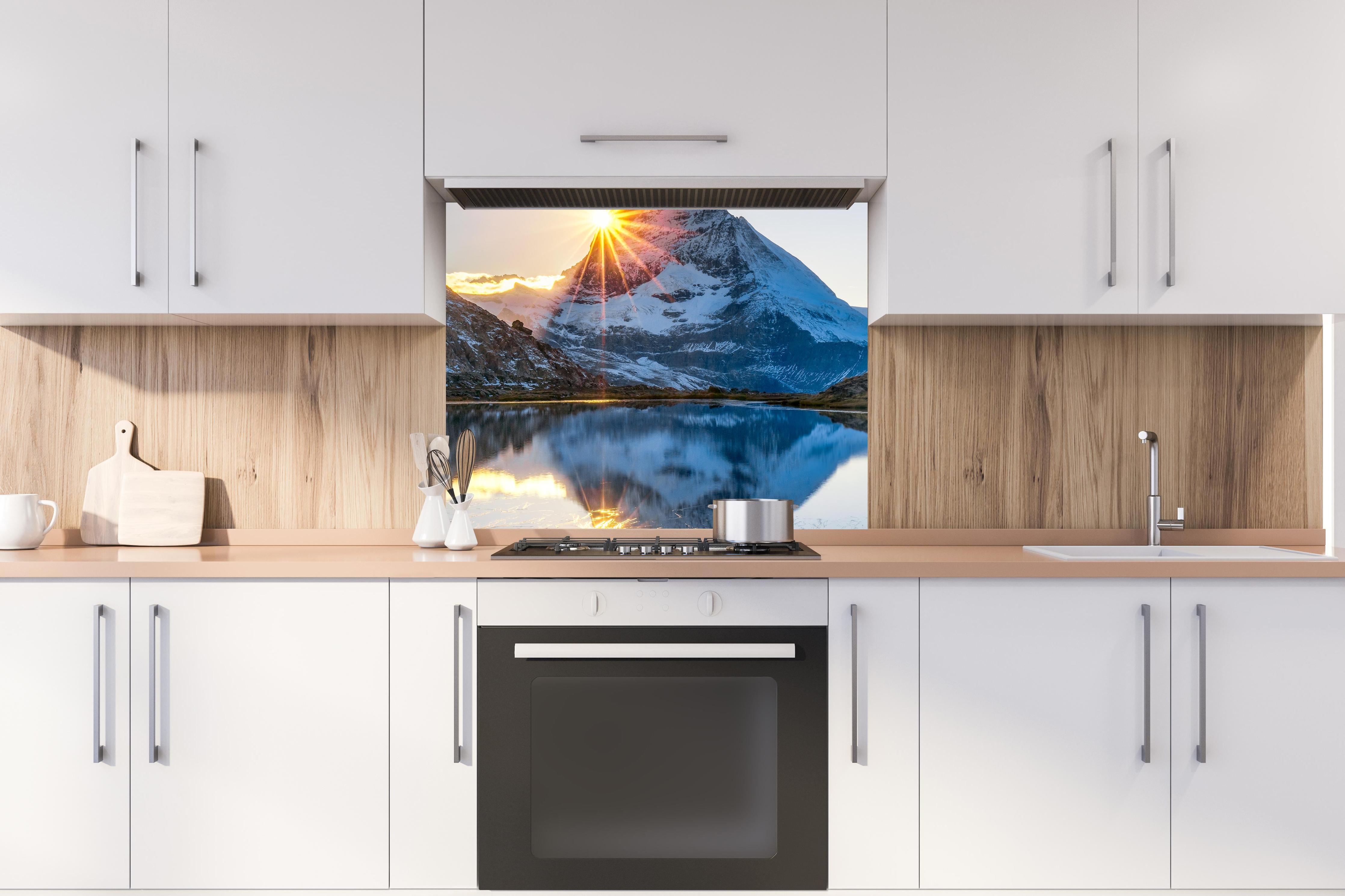 Spritzschutz - Riffelsee und Matterhorn in den Alpen hinter stilvollem Gasherd unter Dunstabzugshaube